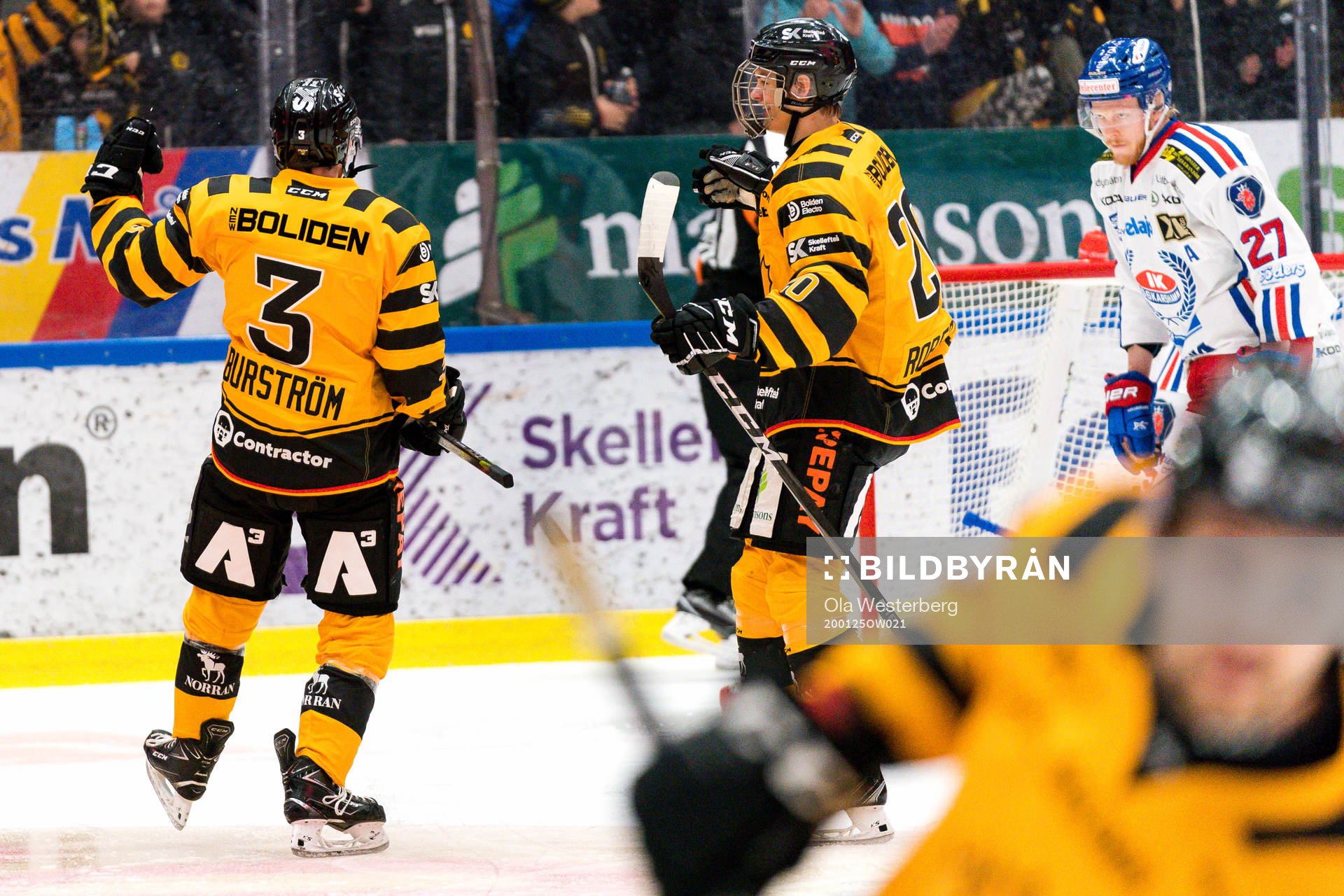 Skellefteås Niclas Burström och Simon Robertsson  jublar