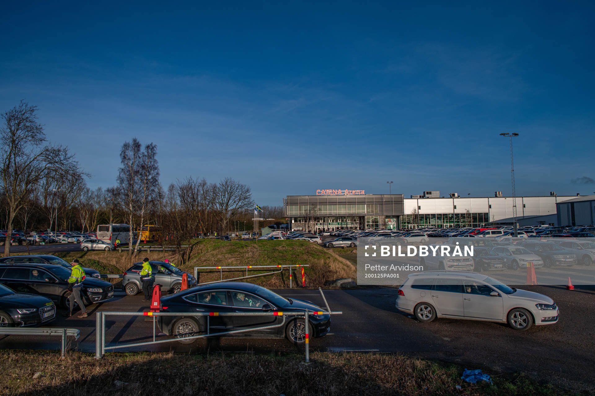 Bilar påväg in till parkeringen vid Catena Arena