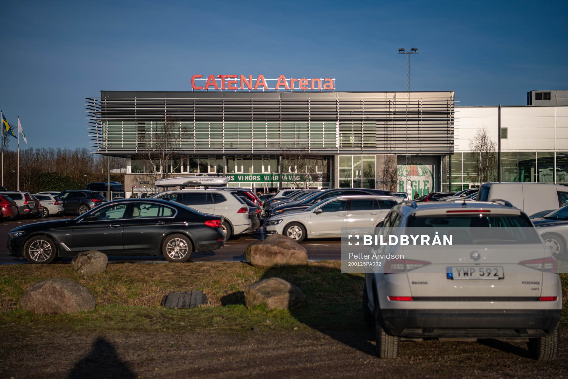Bilar påväg in till parkeringen vid Catena Arena