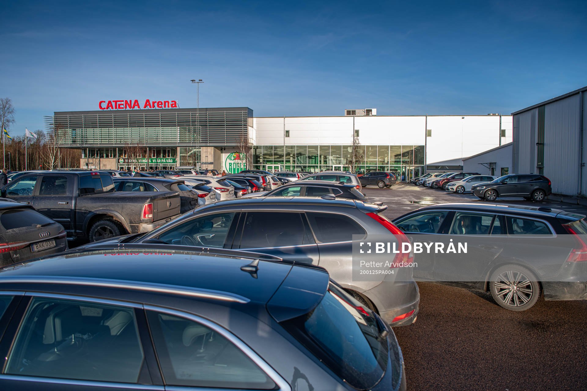 Bilar påväg in till parkeringen vid Catena Arena