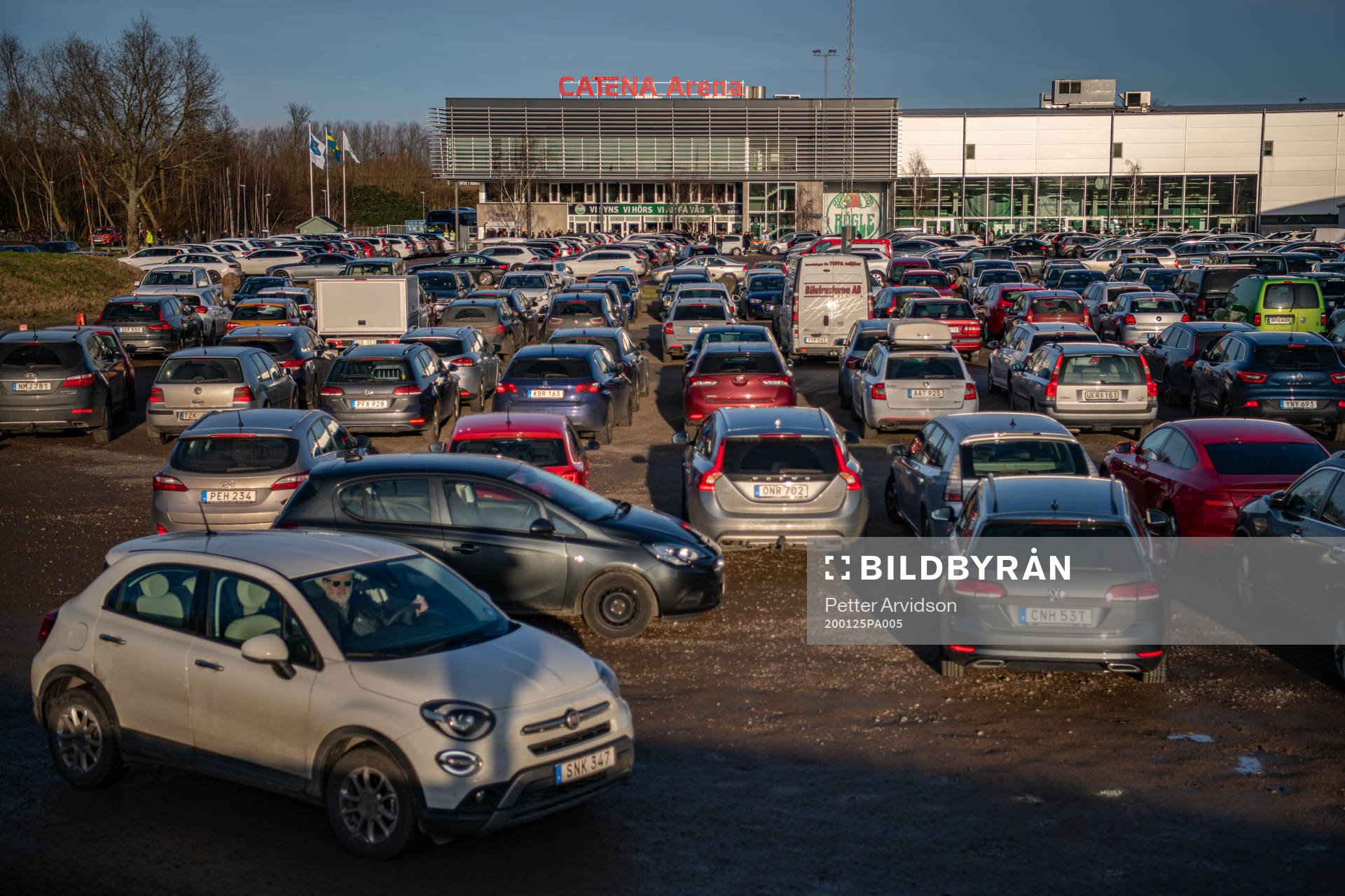 Bilar påväg in till parkeringen vid Catena Arena