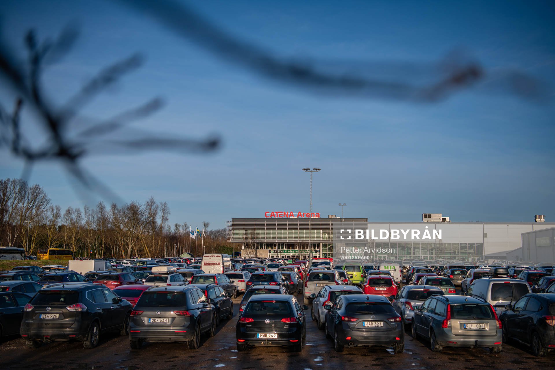 Bilar påväg in till parkeringen vid Catena Arena