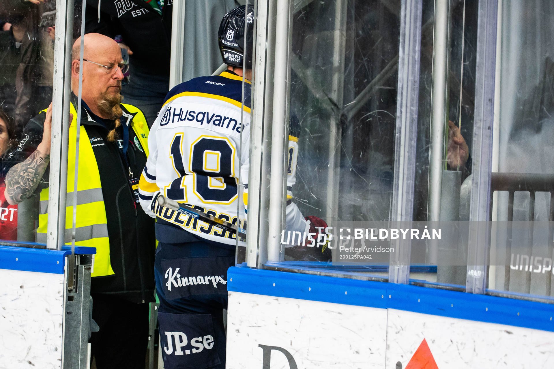 s Joakim Andersson tilldelas ett matchstraff och lämnar