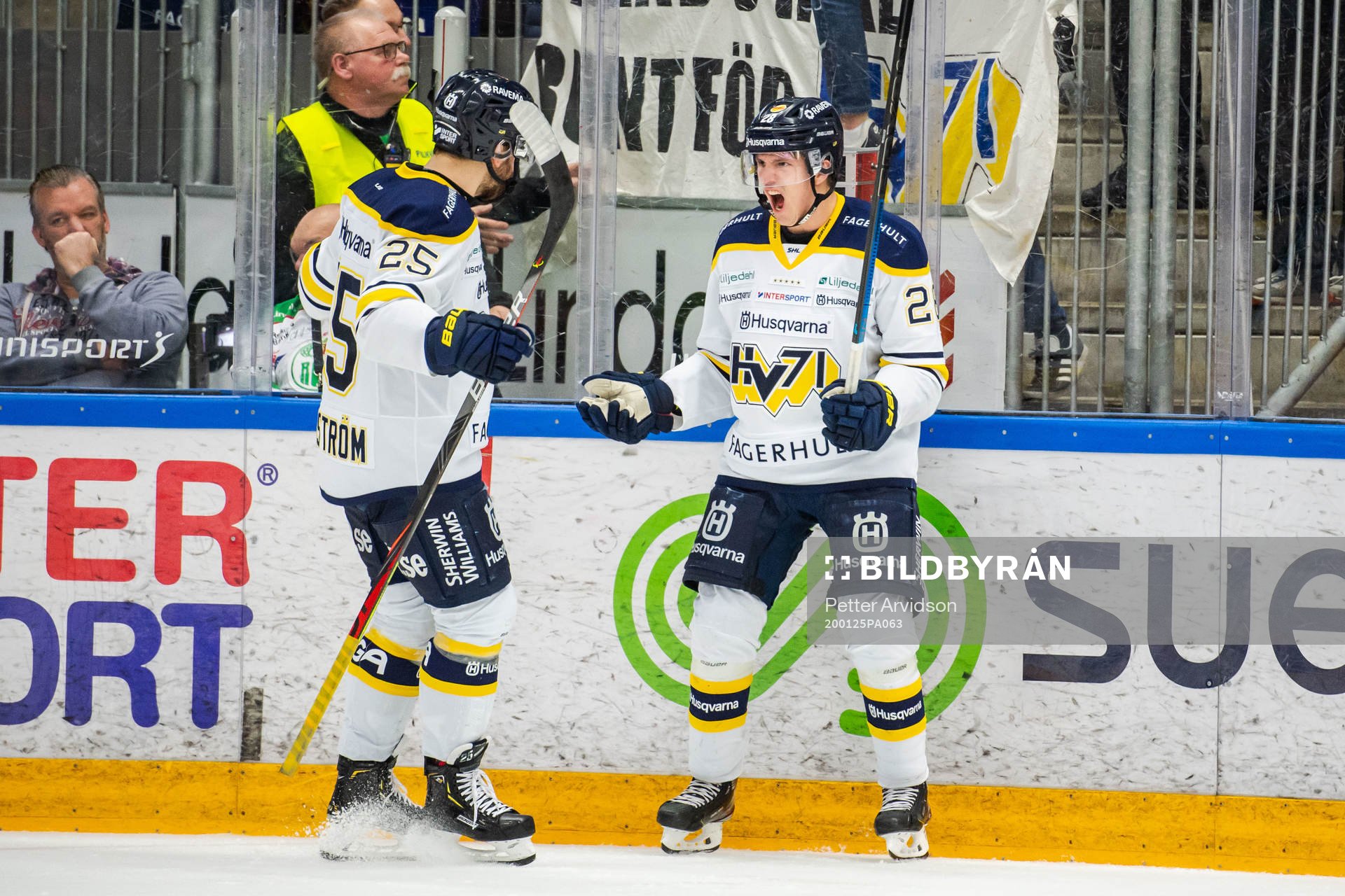 s Johannes Kinnvall jublar med Axel Holmström