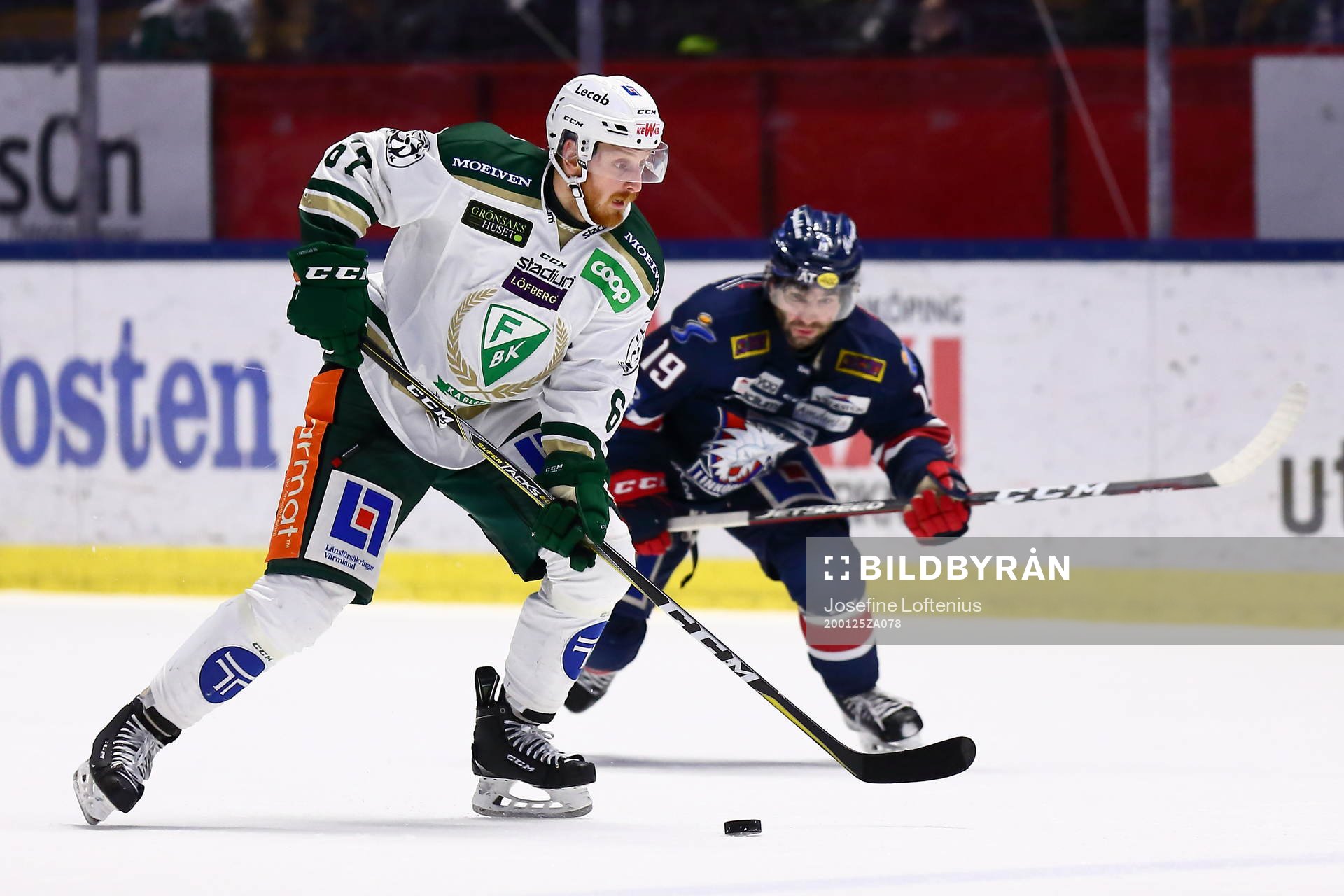 Färjestads Pontus Widerström och Linköpings Joe Whitney
