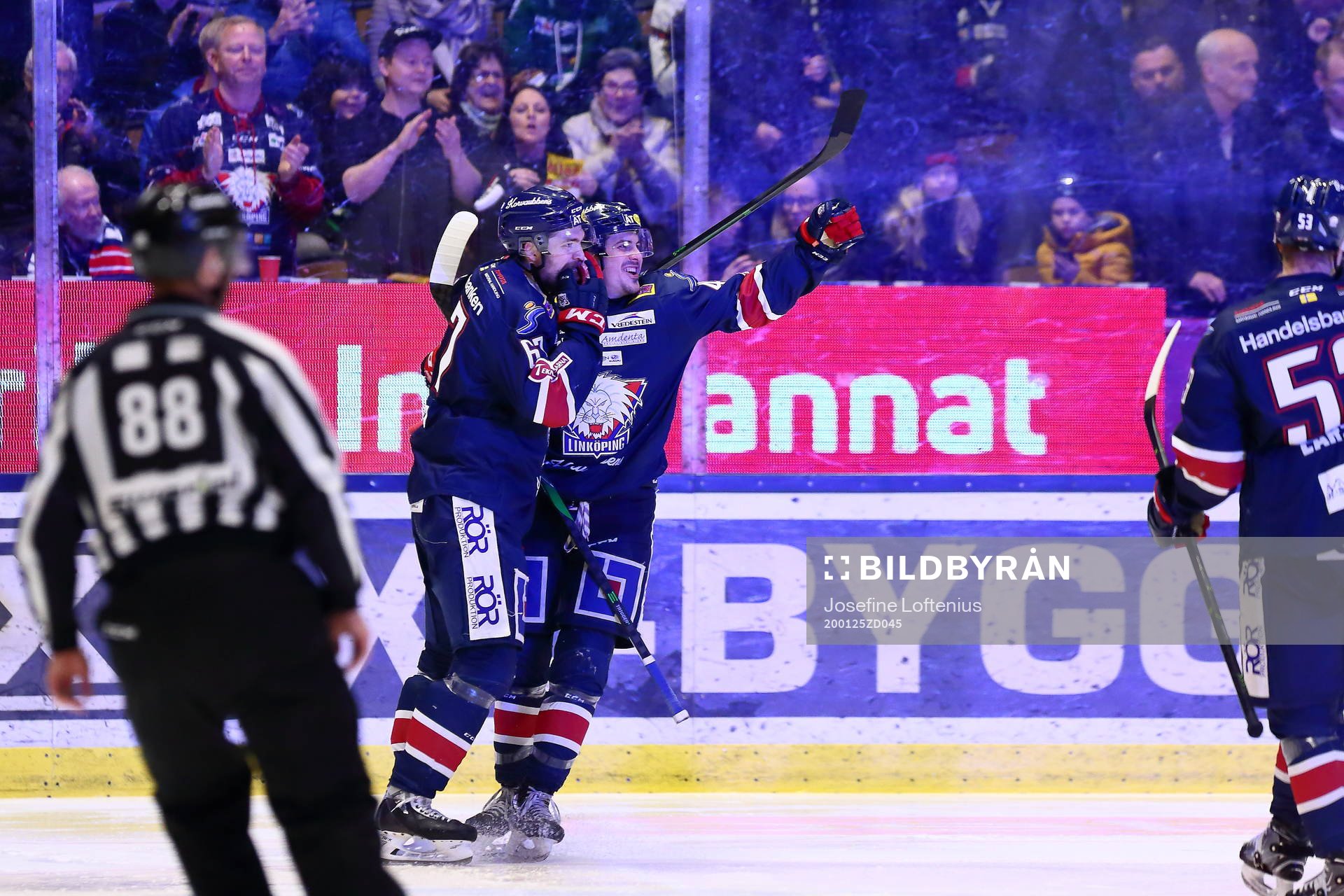 Linköpings Adam Helewka och Jarno Kärki jublar