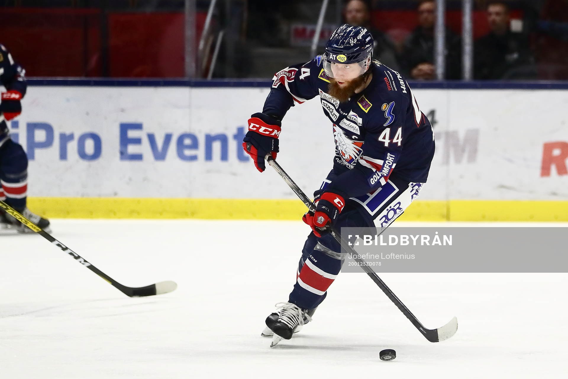 Linköpings Jonas Junland med pucken
