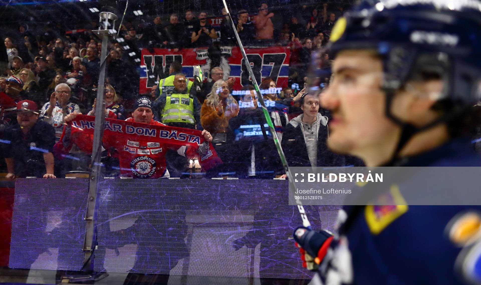 Linköpings Adam Helewka framför Linköpings supportrar