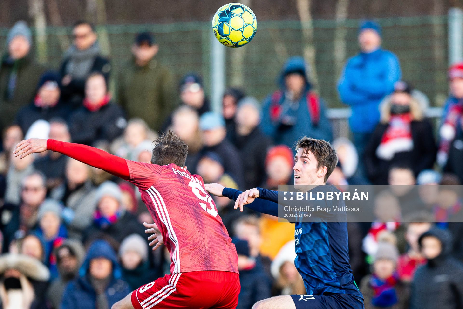 Helsingborgs Adam Eriksson i kamp med Lyngbys Lasse Fosgaard under en träningsmatch i fotboll mellan Helsingborg och Lyngby den 25 januari 2020 i Helsingborg.