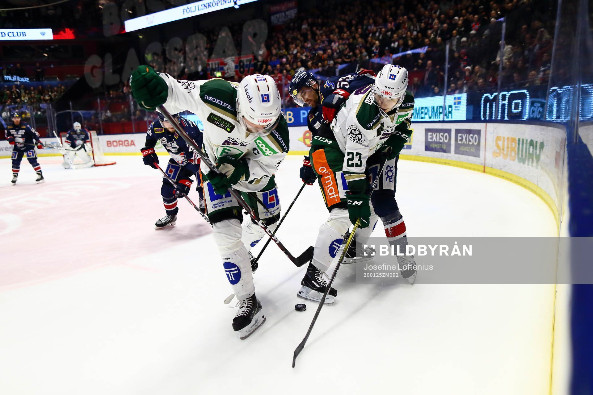 Kamp om pucken mellan Färjestads Albin Eriksson och