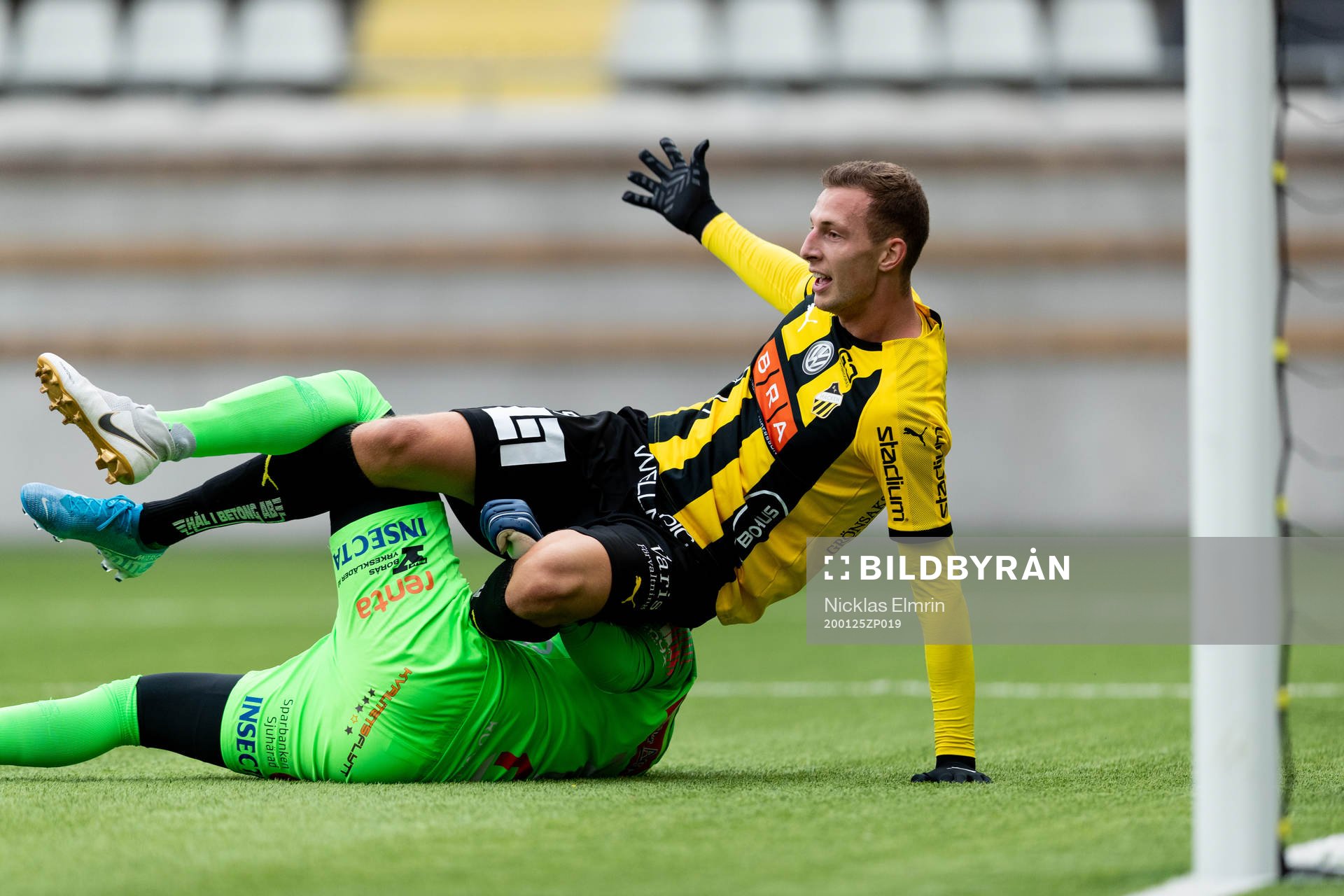 Häckens Gustaf Nilsson mot Norrbys målvakt Mergim Krasniqi