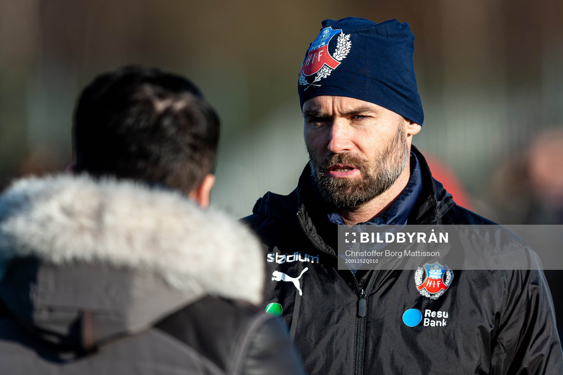 Helsingborgs tränare Olof Mellberg i samtal med