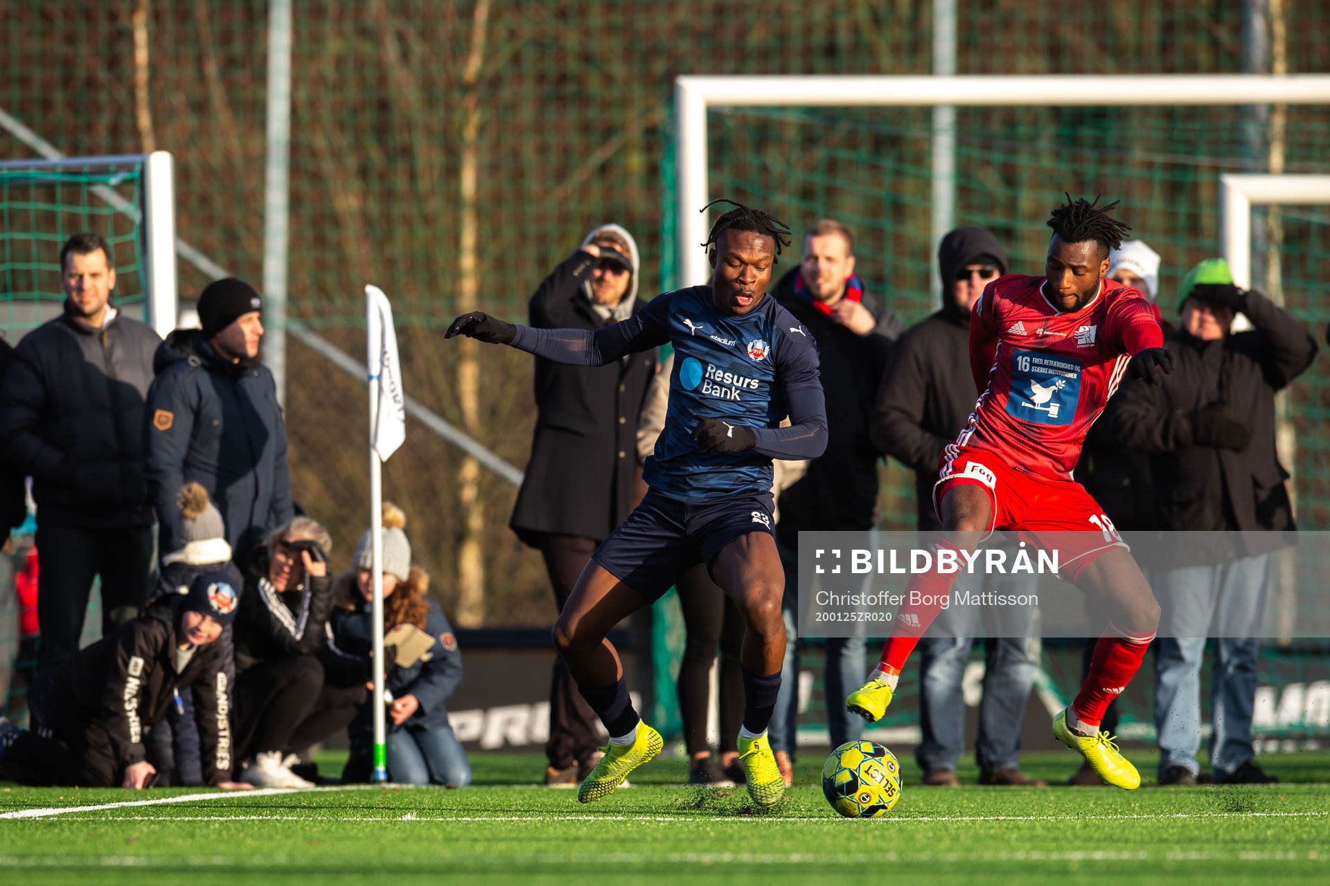 Helsingborgs Noel Mbo och Lyngbys Kevin Tshiembe
