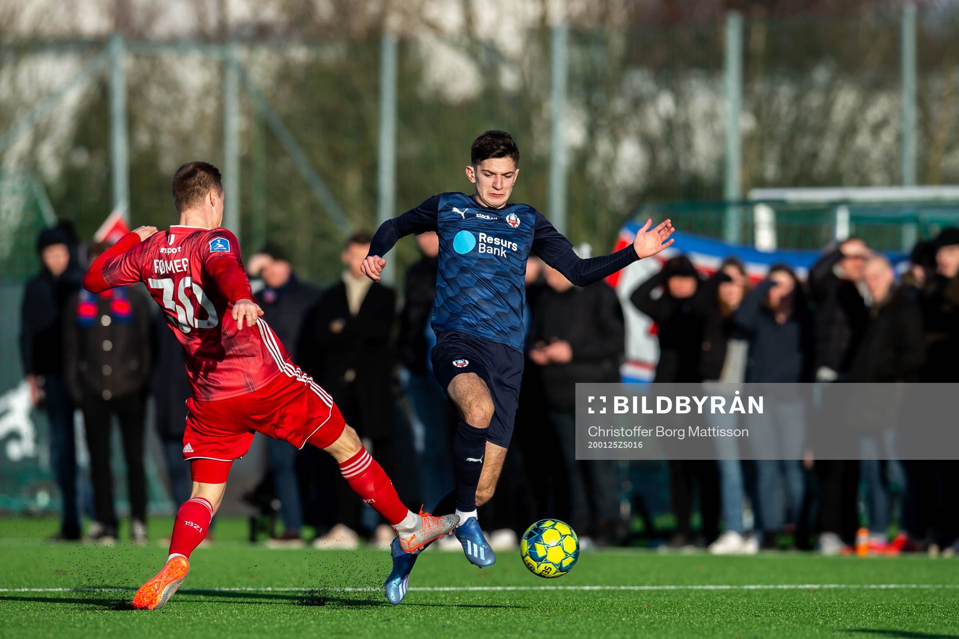 Helsingborgs Armin Gigovic och Lyngbys Marcel Römer under en träningsmatch i fotboll mellan Helsingborg och Lyngby den 25 januari 2020 i Helsingborg.