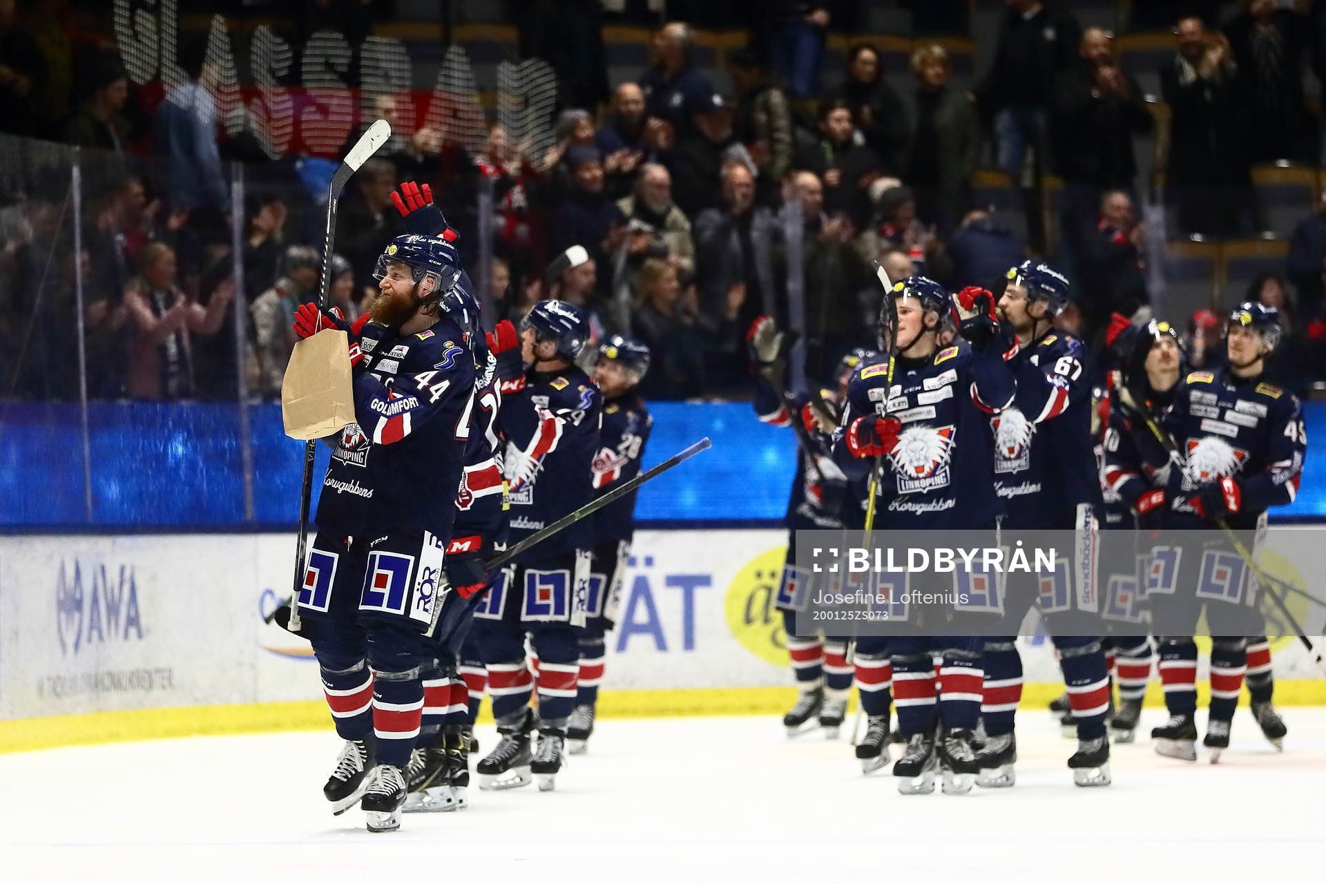 Linköpings Jonas Junland jublar med sina lagkamrater