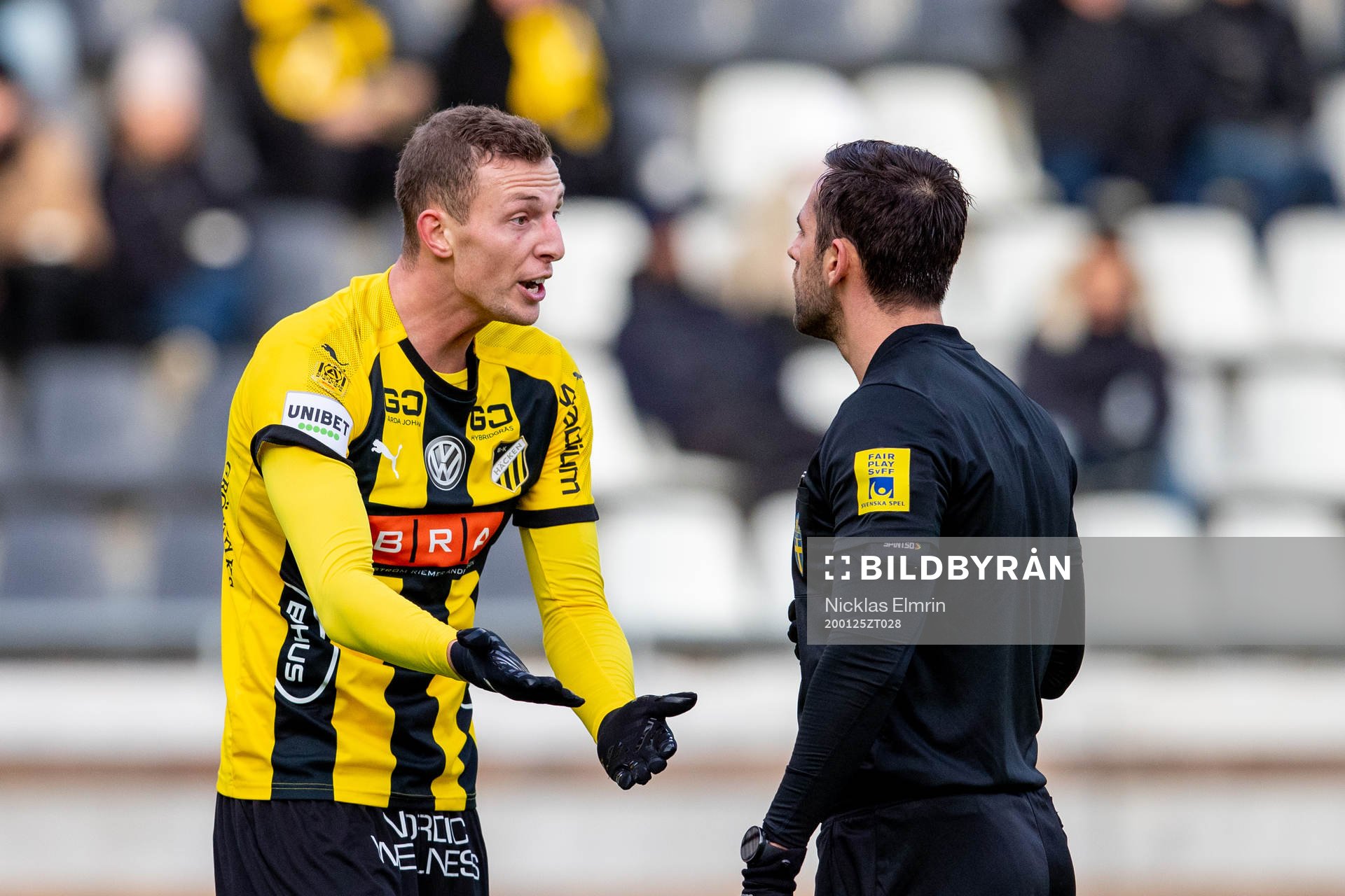 Häckens Gustaf Nilsson i samtal med domare Granit Maqedonci