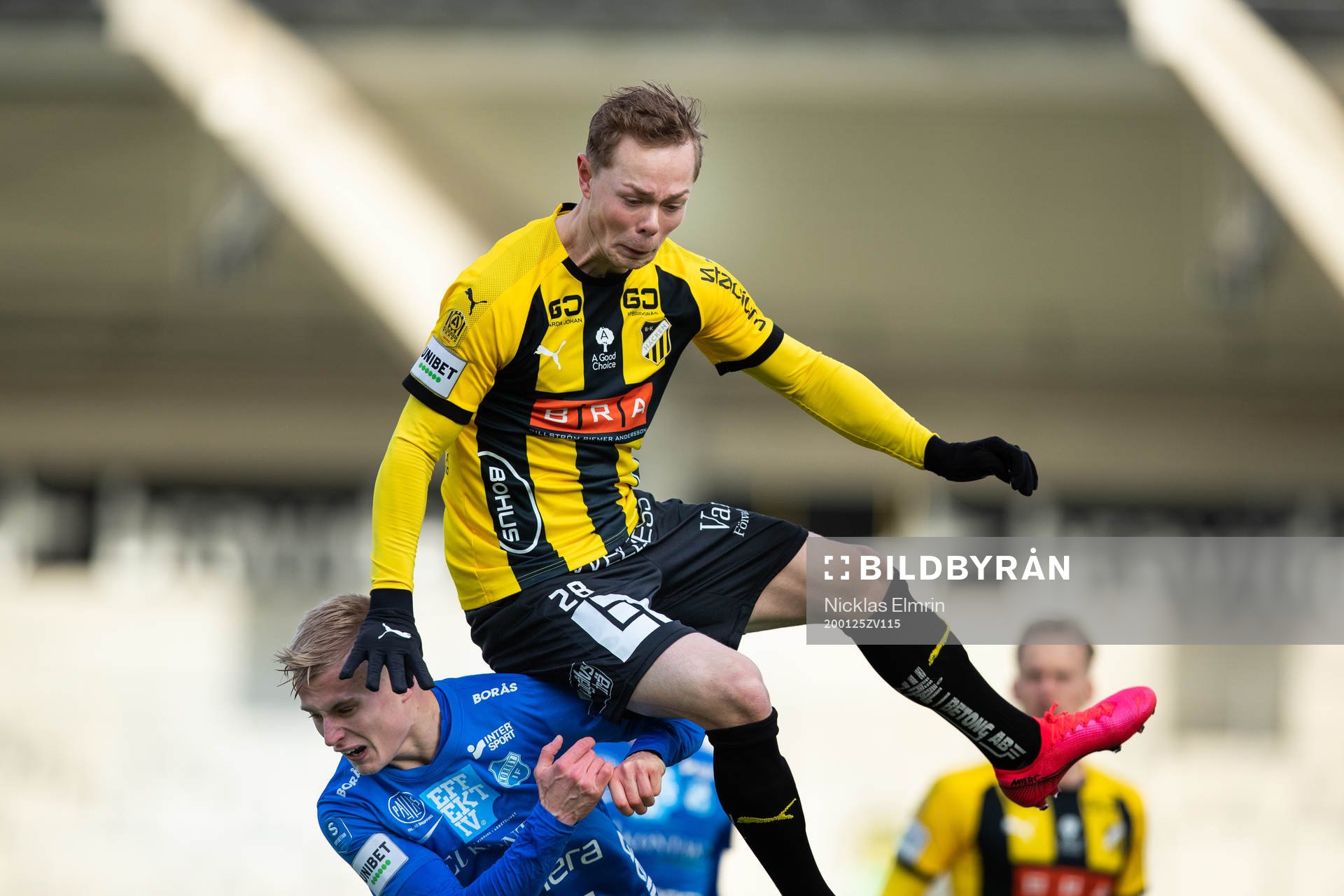 Häckens Adam Andersson i kamp med Norrbys Viktor Bergh under träningsmatchen i fotboll mellan Häcken och Norrby den 25 januari 2020 i Göteborg.