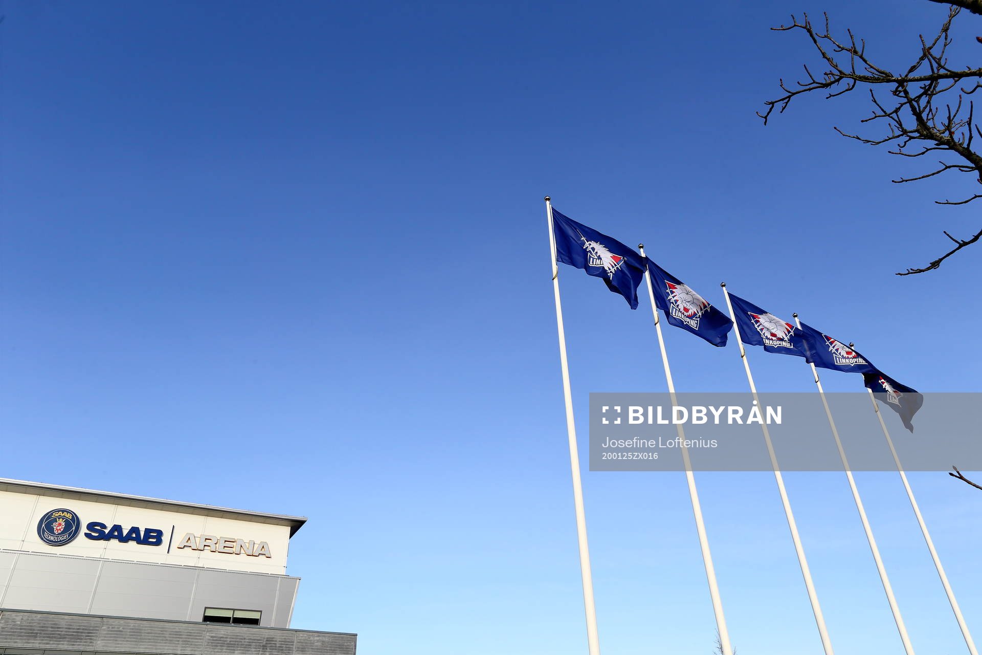 Saab Arenas logga och flaggor med LHC-emblem innan