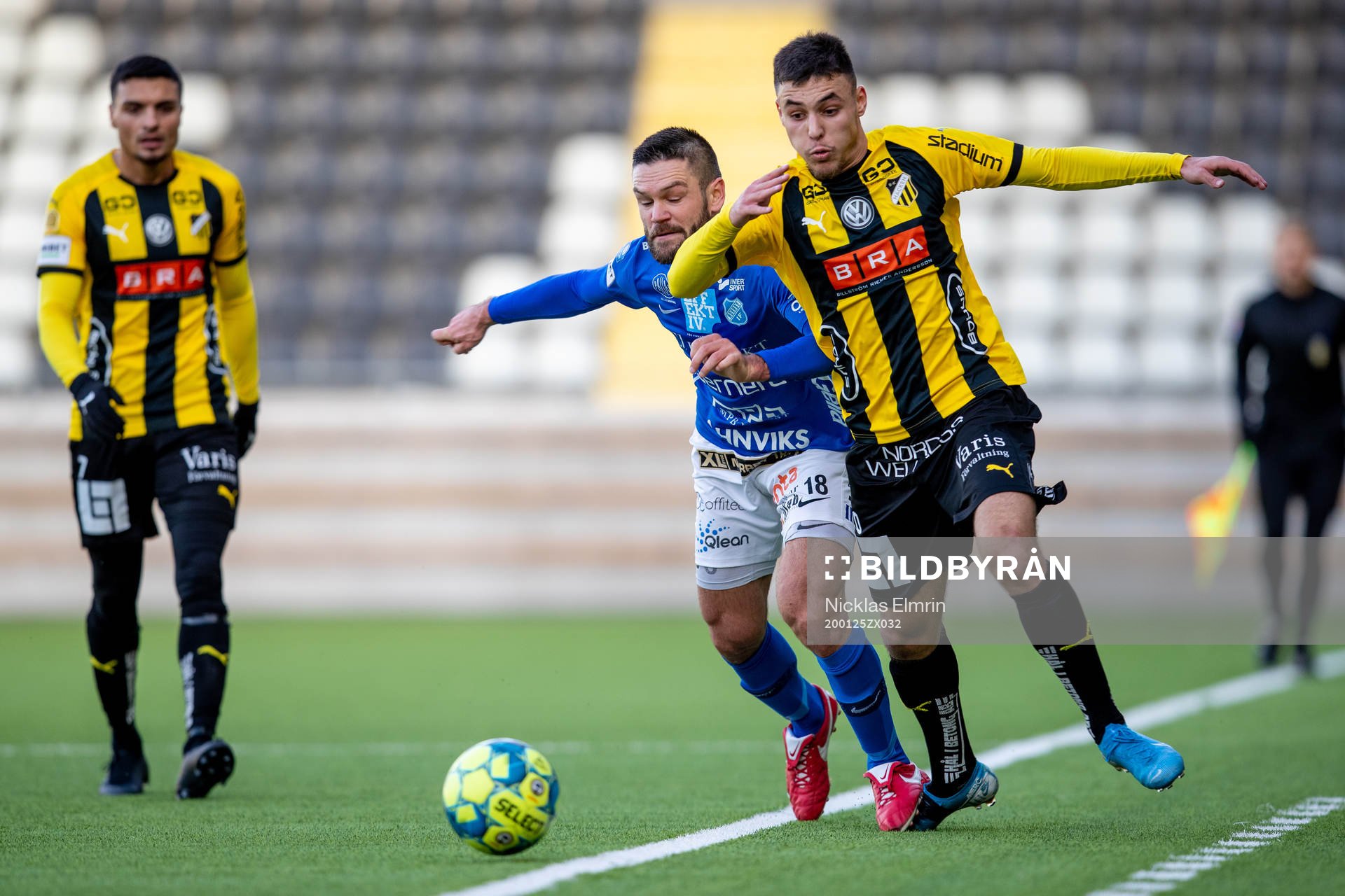 Häckens Ali Youssef stämplas av Norrbys Ivo Dominik