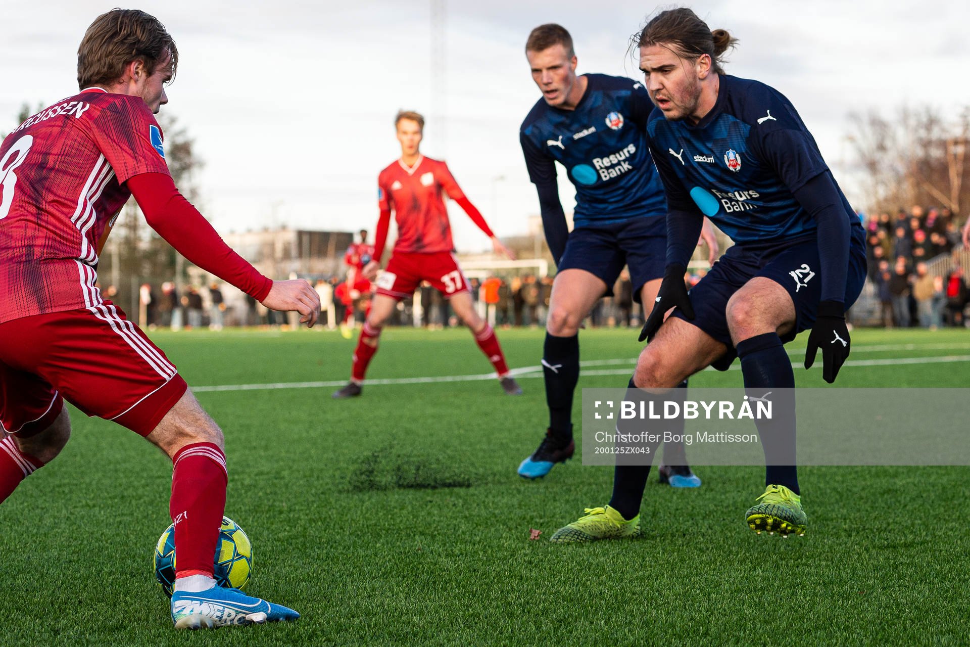 Helsingborgs Emil Hellman och Charlie Weberg försvarar mot Lyngbyspelare under en träningsmatch i fotboll mellan Helsingborg och Lyngby den 25 januari 2020 i Helsingborg.