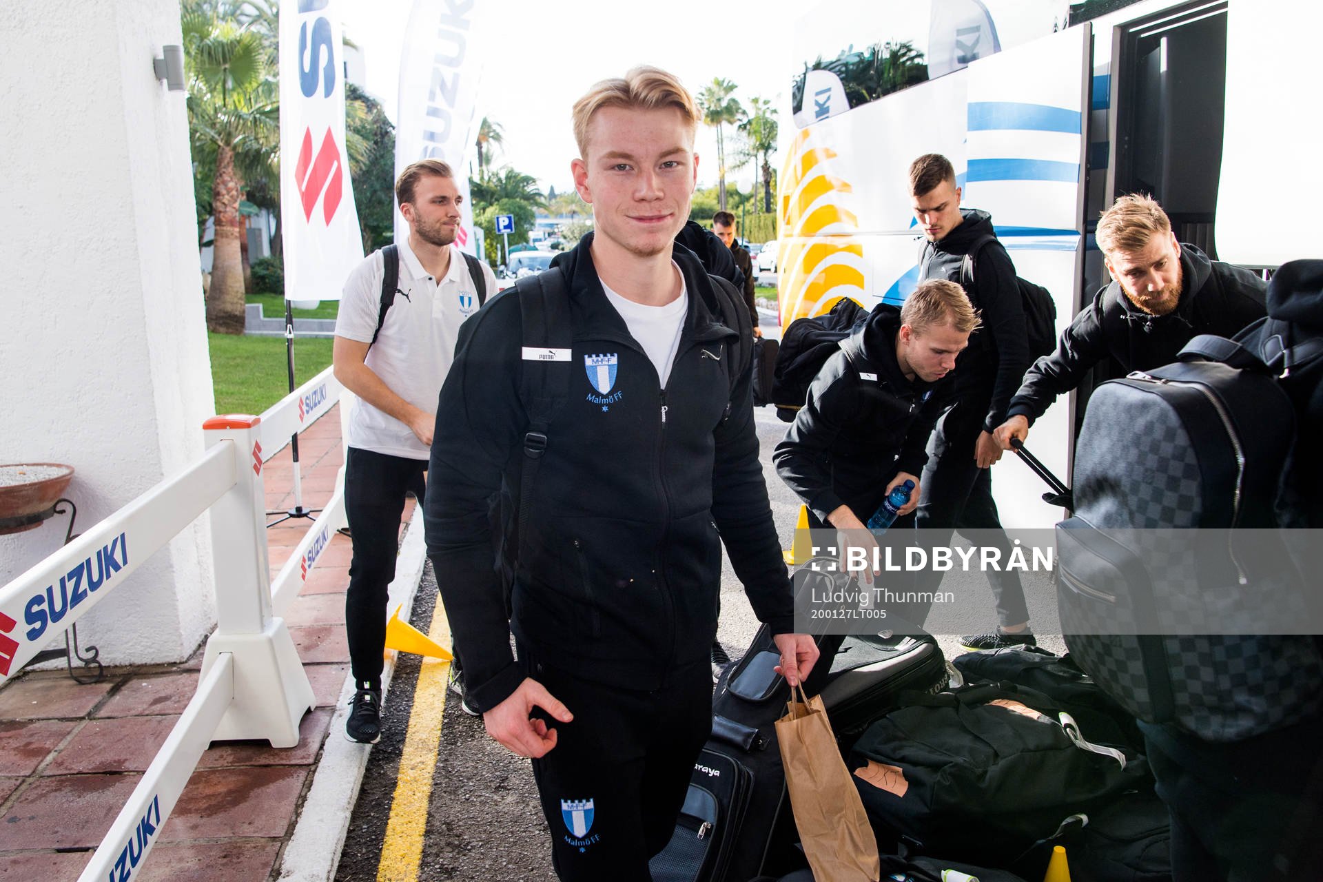 Malmö FFs Linus Borgström ankommer till spelarhotellet