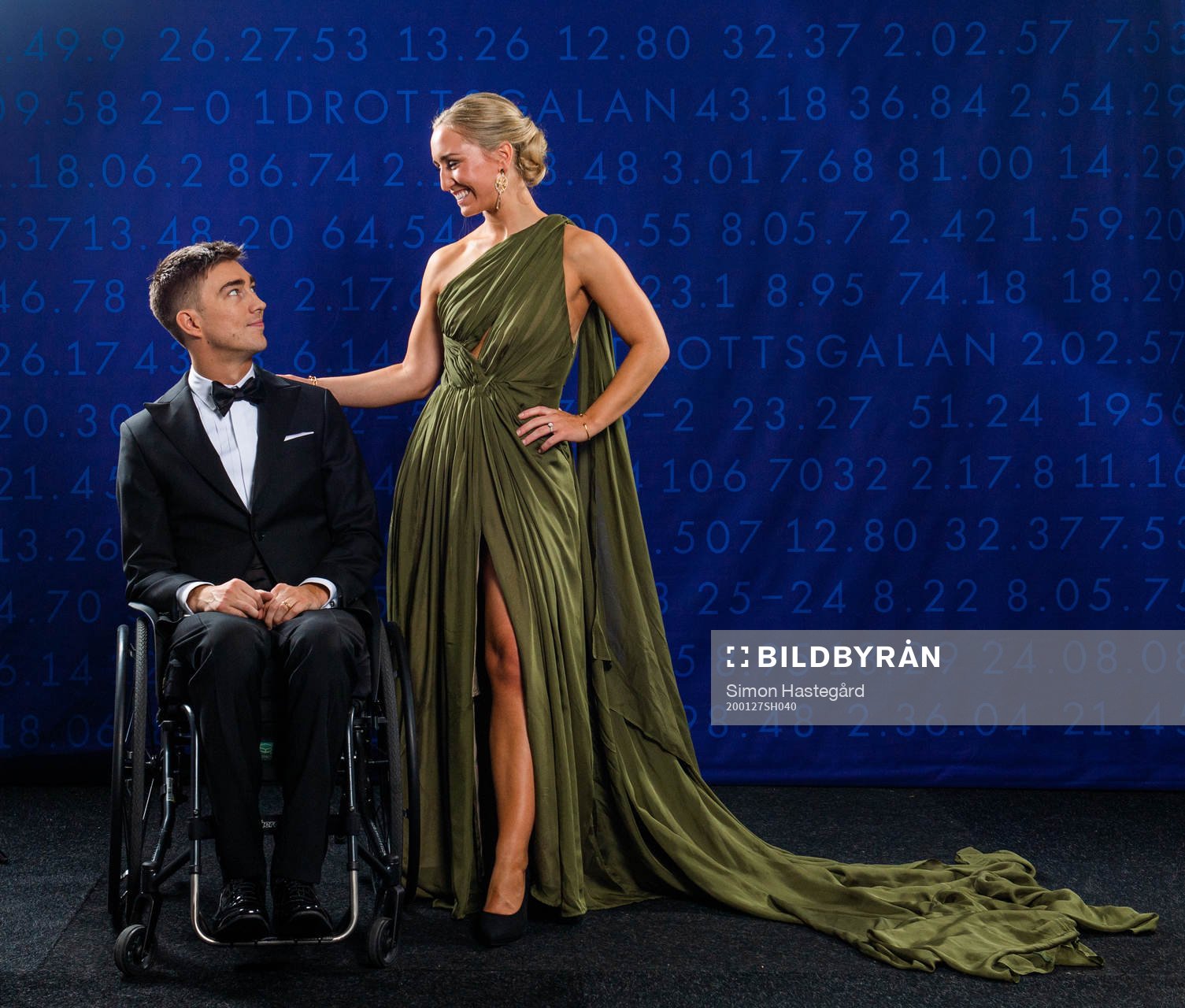 Prisutdelare Tobias Forsberg och Filippa Norr Richloowu