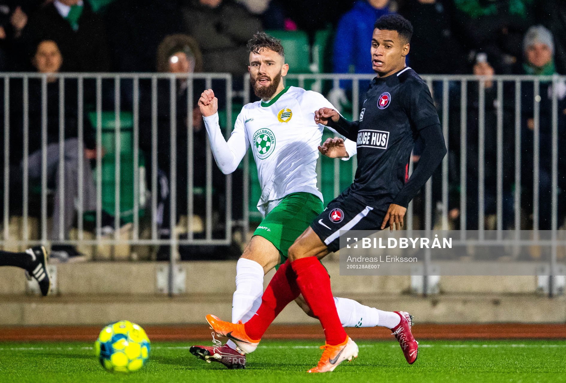 Hammarbys Simon Sandberg och Midtjyllands Paulinho
