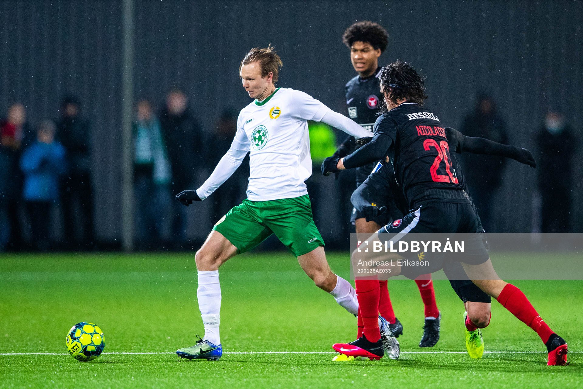 Hammarbys Tim Söderström och Midtjyllands Rasmus Nicolaisen under träningsmatchen i fotboll mellan Hammarby och Midtjylland den 28 januari 2020 i Stockholm.