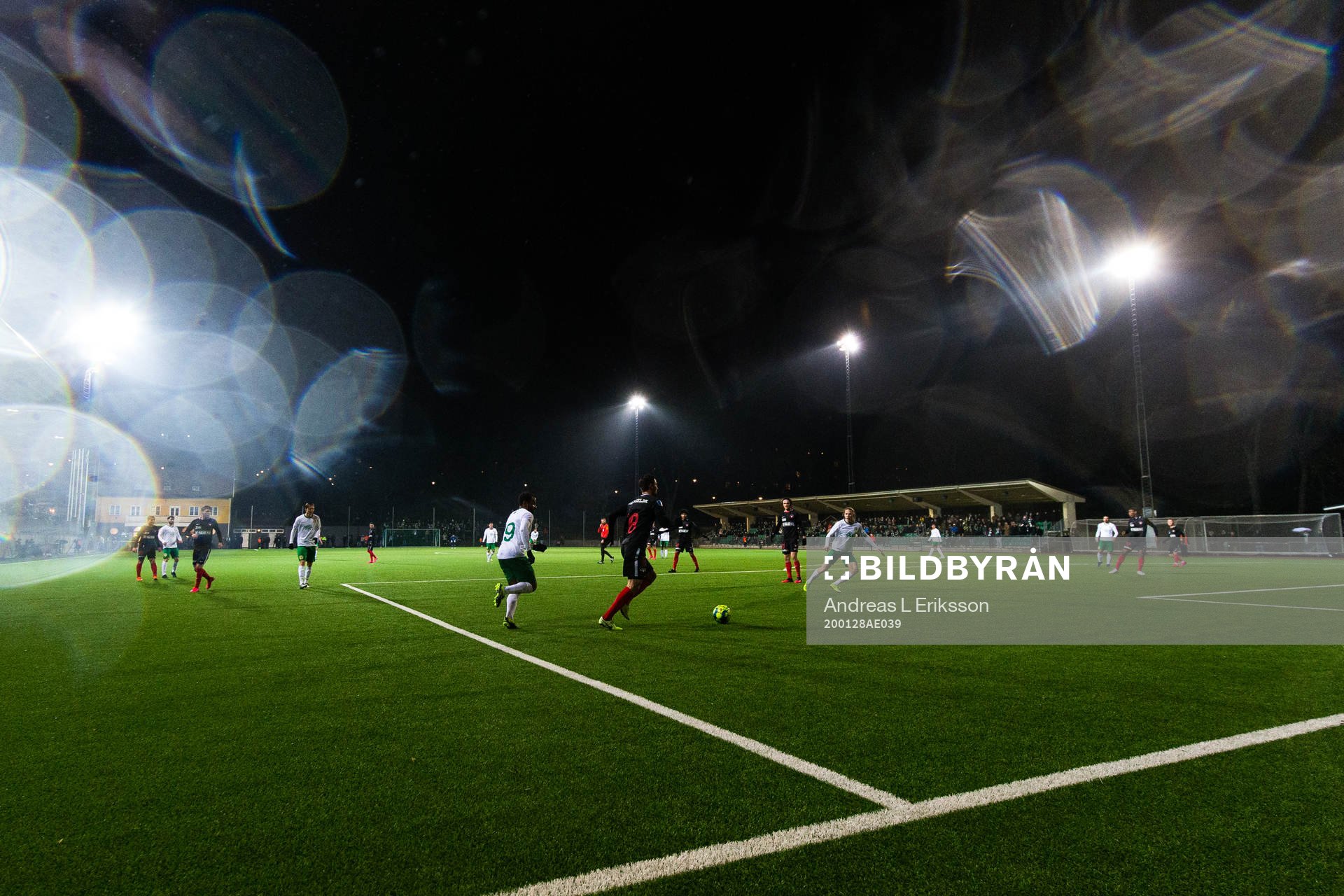 Hammarbys Serge-Junior Martinsson Ngouali och Midtjyllands Kaan Kairinen under träningsmatchen i fotboll mellan Hammarby och Midtjylland den 28 januari 2020 i Stockholm.