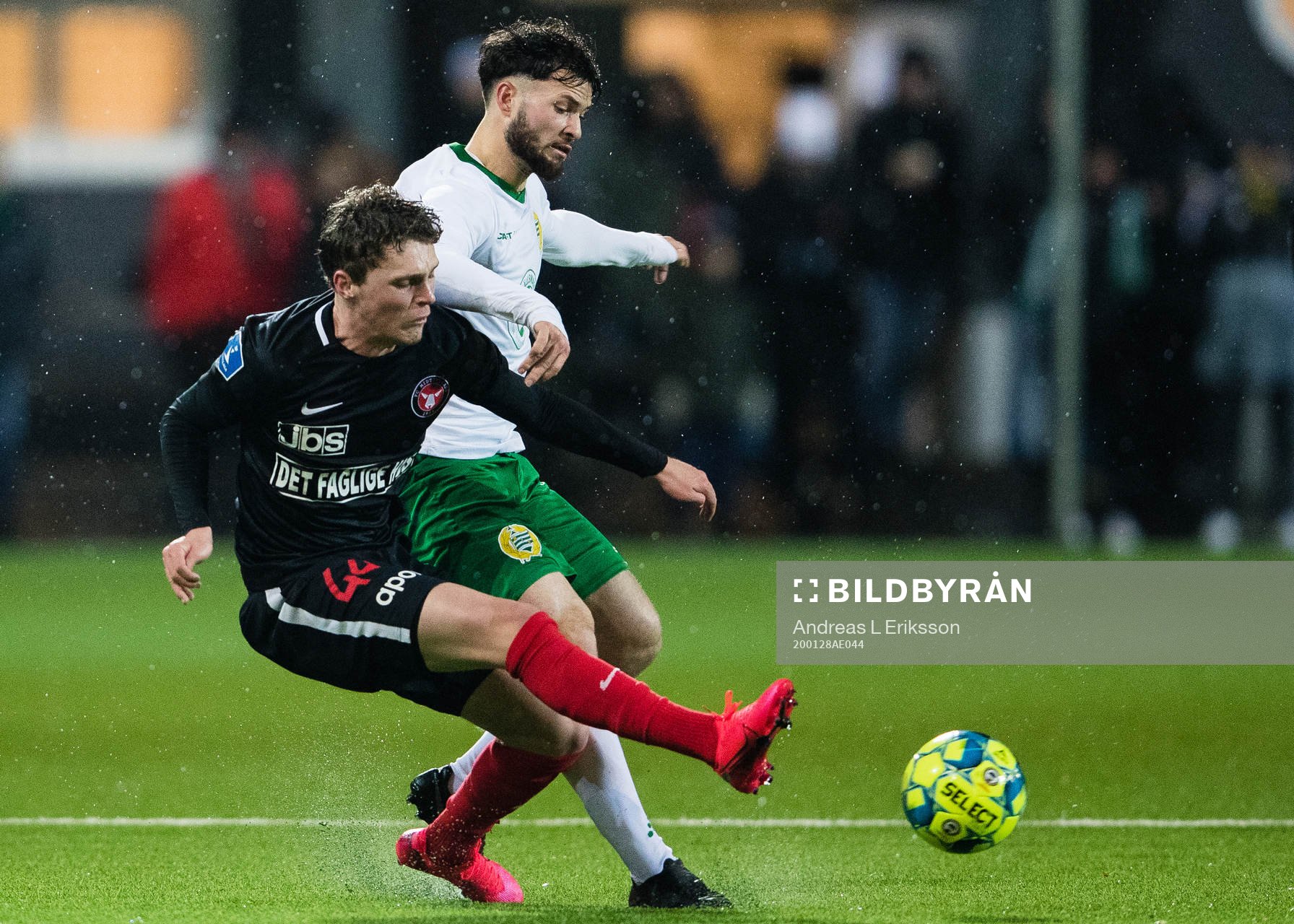Midtjyllands Nikolas Dyhr i kamp om bollen med Hammarbys Jonathan Tamimi under träningsmatchen i fotboll mellan Hammarby och Midtjylland den 28 januari 2020 i Stockholm.
