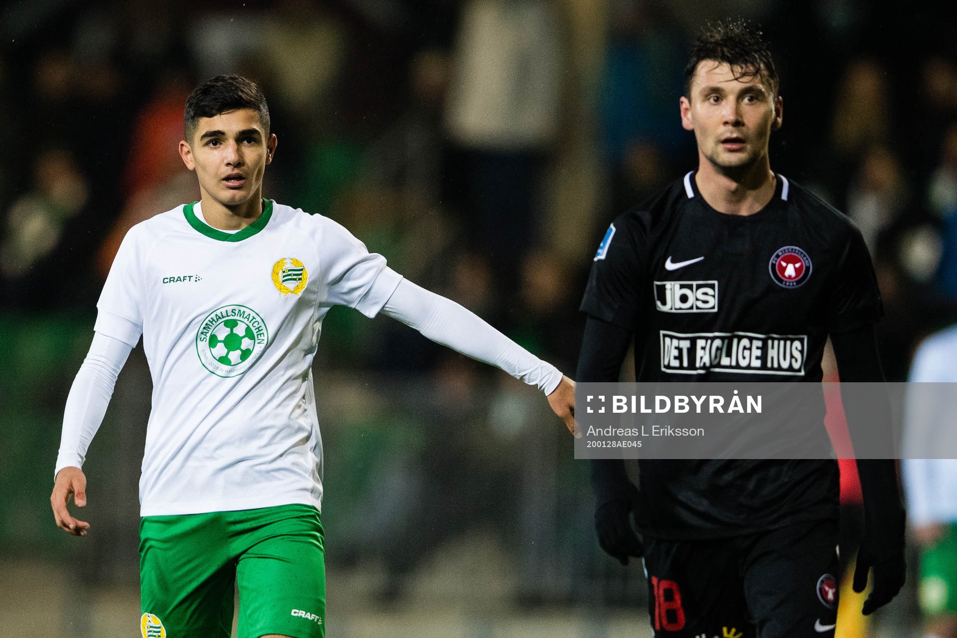 Hammarbys Aimar Sher och Midtjyllands Kaan Kairinen under träningsmatchen i fotboll mellan Hammarby och Midtjylland den 28 januari 2020 i Stockholm.