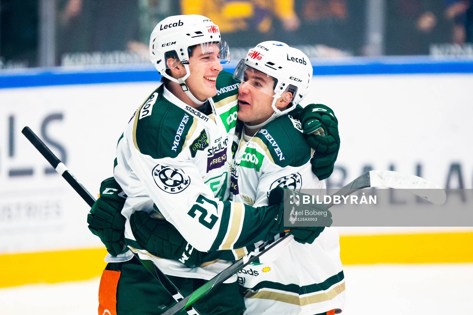Färjestads Oskar Bäck och Michael Latta jublar