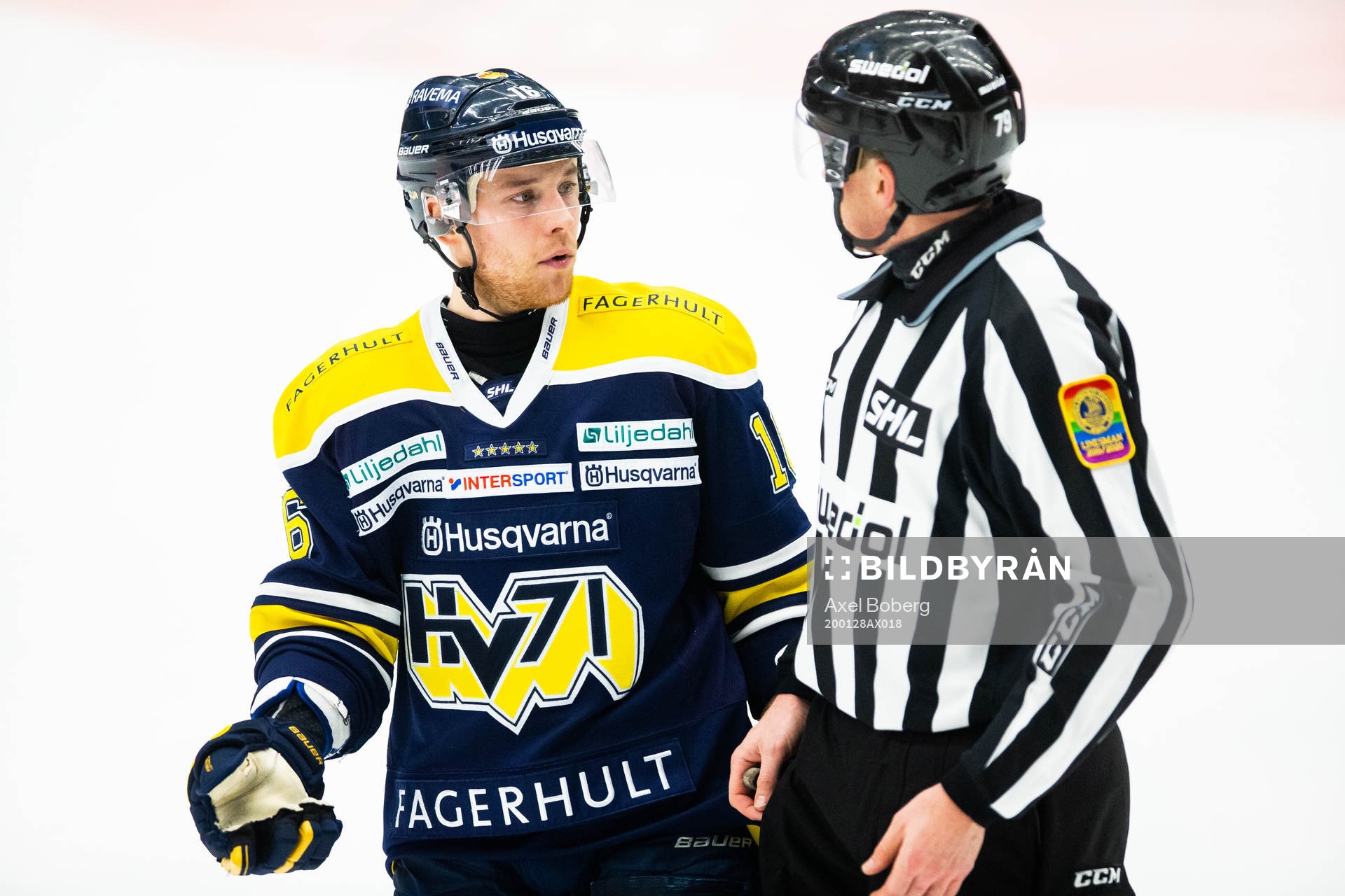 s Filip Sandberg diskuterar med domaren