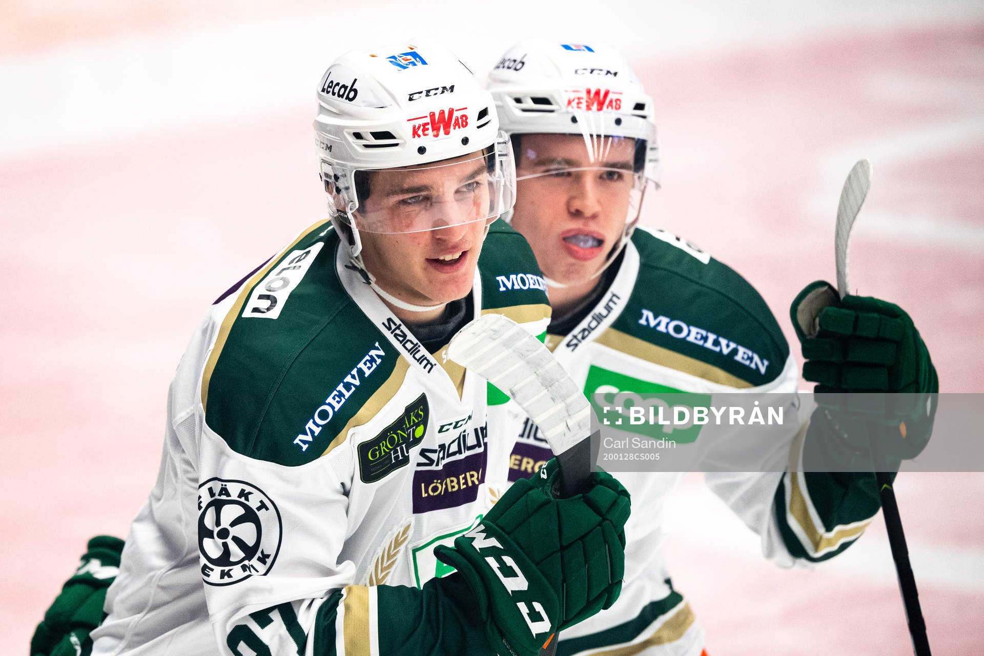 Färjestads Oskar Bäck jublar