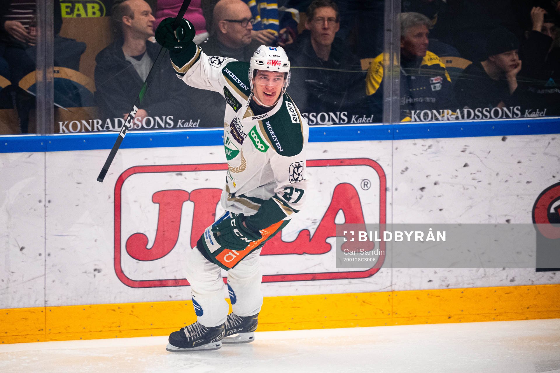 Färjestads Oskar Bäck jublar