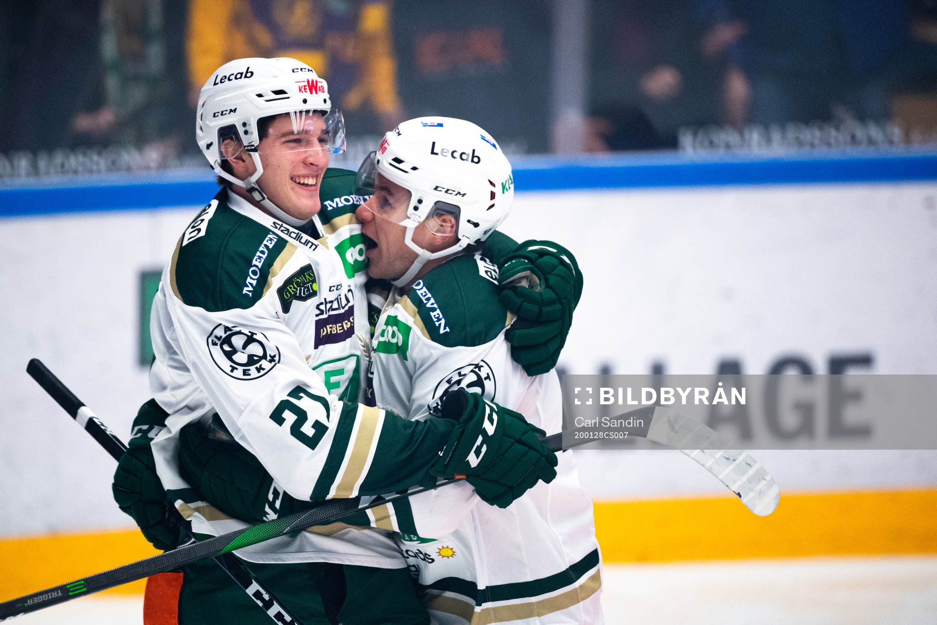 Färjestads Oskar Bäck jublar