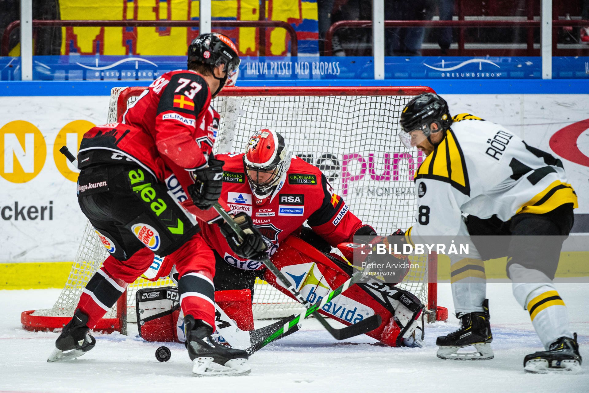 Brynäs Anton Rödin oroar framför Malmö Redhawks Adam