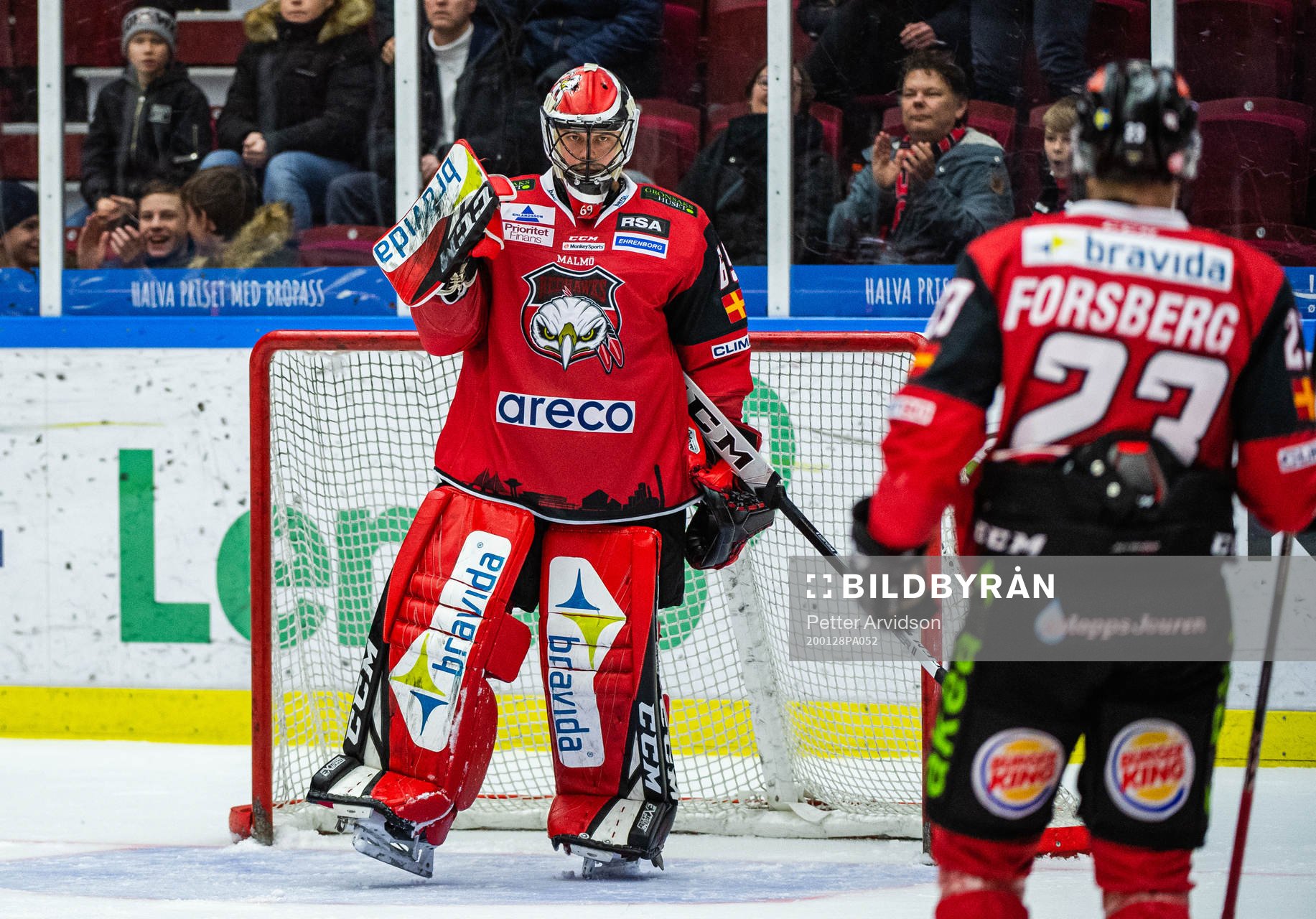 Malmö Redhawks målvakt Oscar Alsenfelt jublar