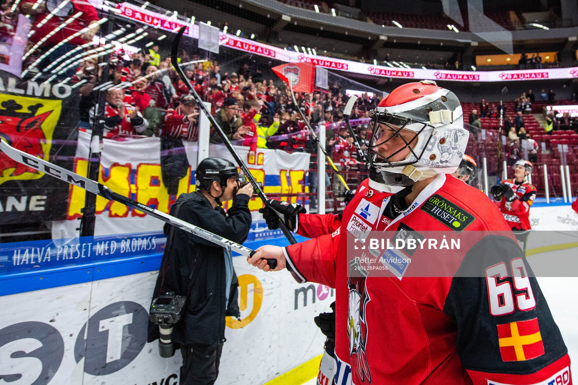 Malmö Redhawks målvakt Oscar Alsenfelt jublar