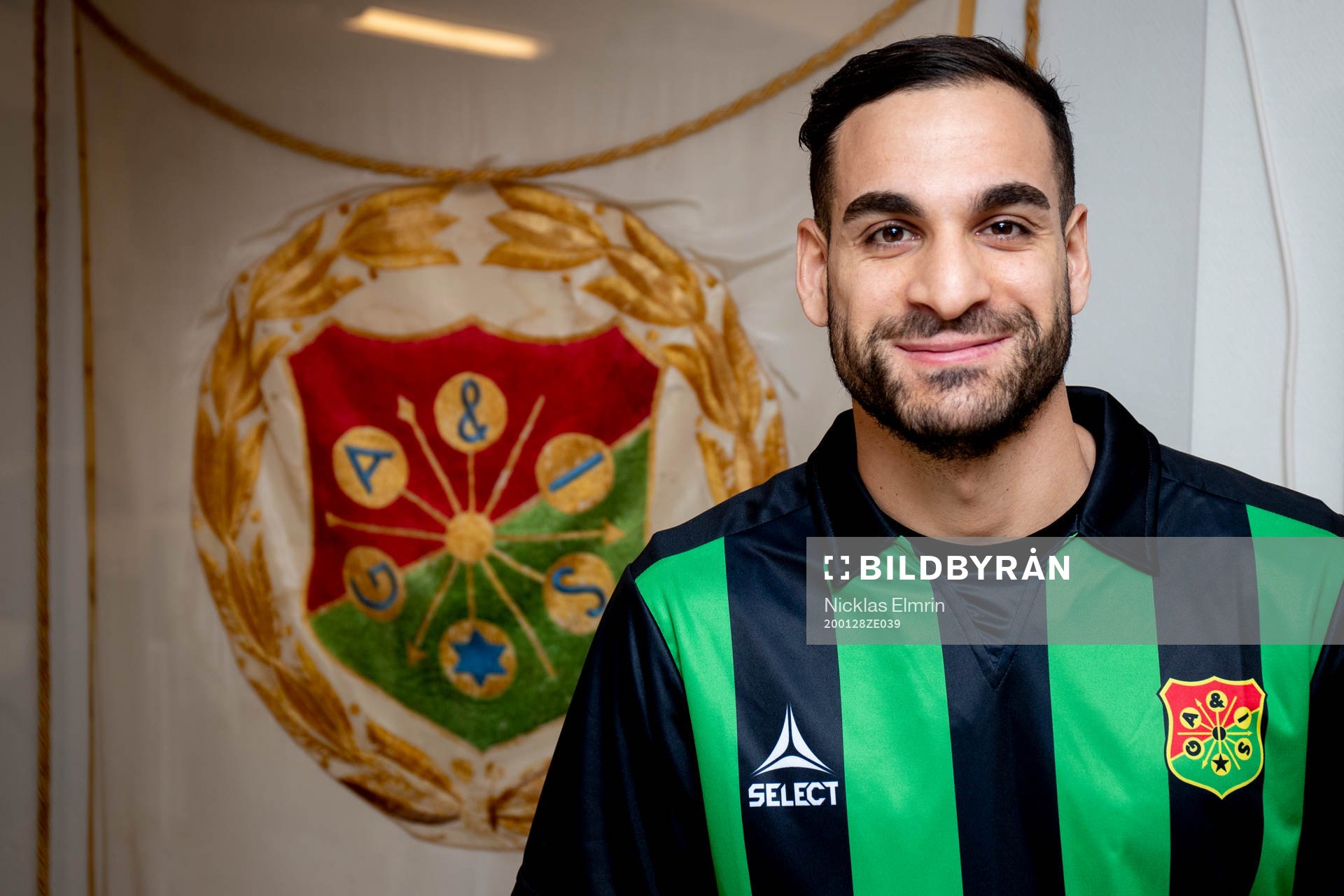 Mervan Celik skriver på för GAIS i Göteborg