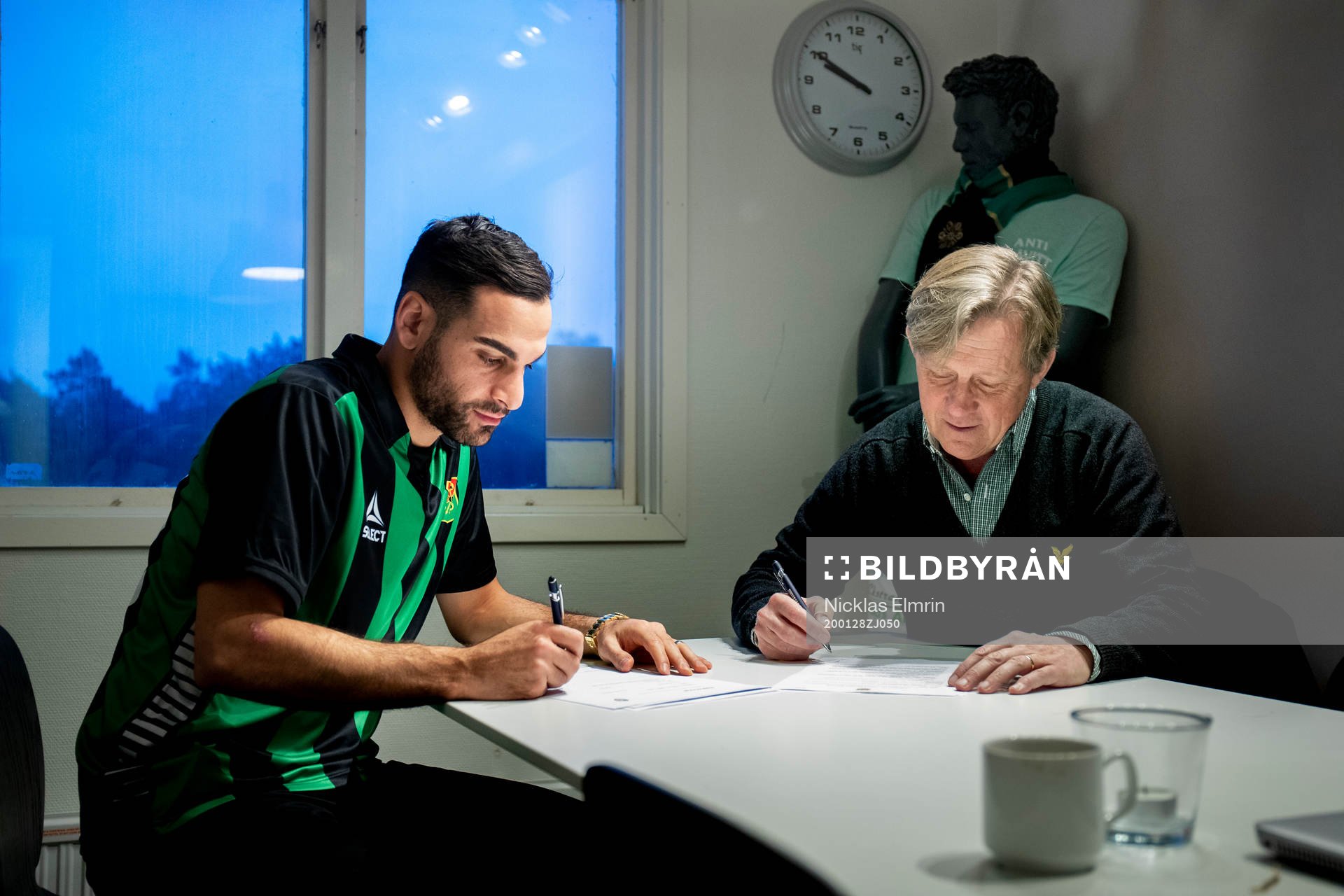 Mervan Celik skriver på för GAIS
