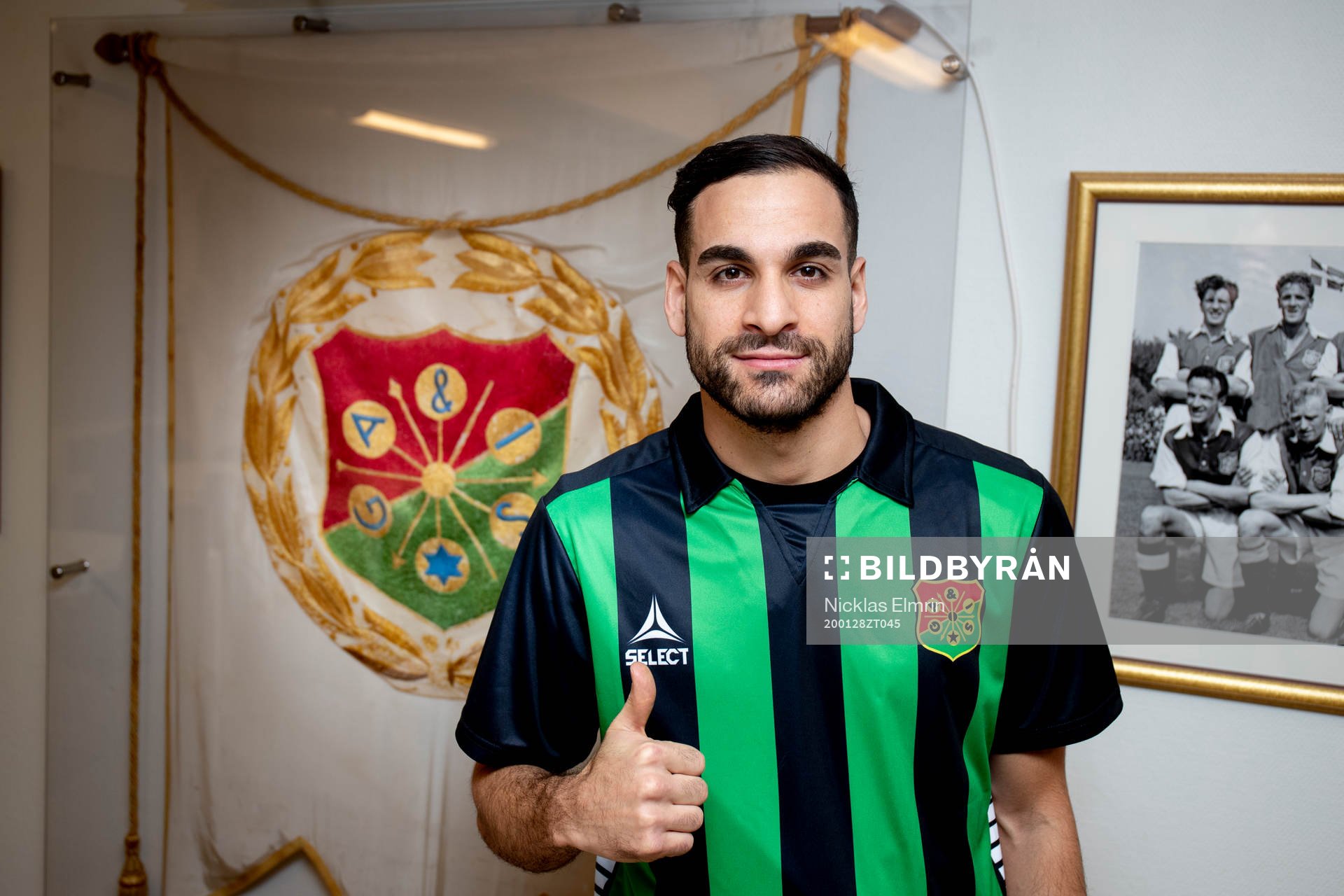Mervan Celik skriver på för GAIS i Göteborg