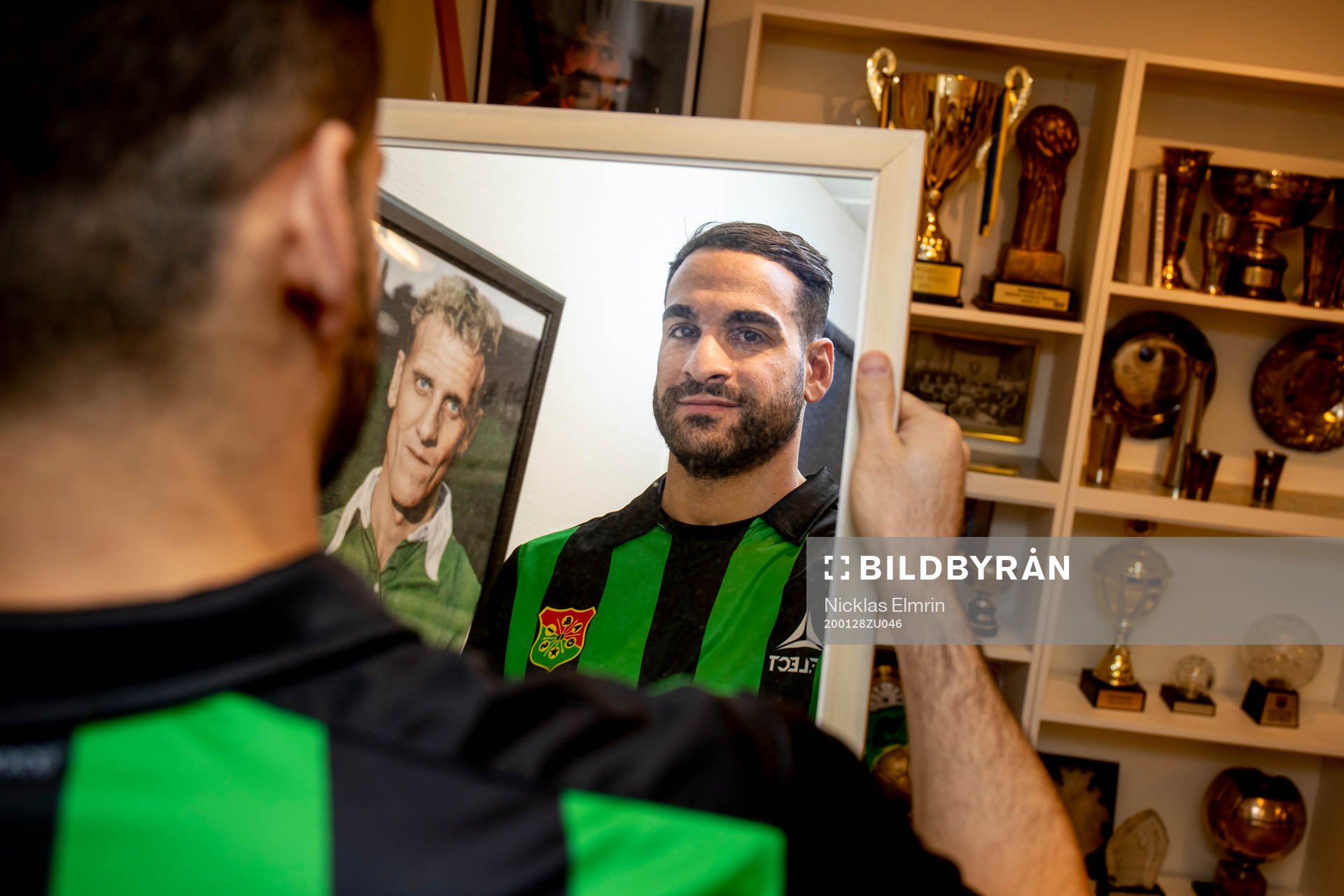Mervan Celik skriver på för GAIS i Göteborg