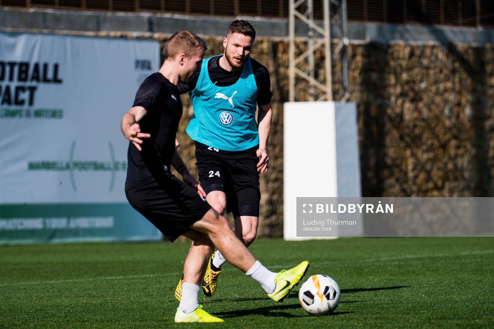 Lasse Nielsen bevakar Oscar Lewicki