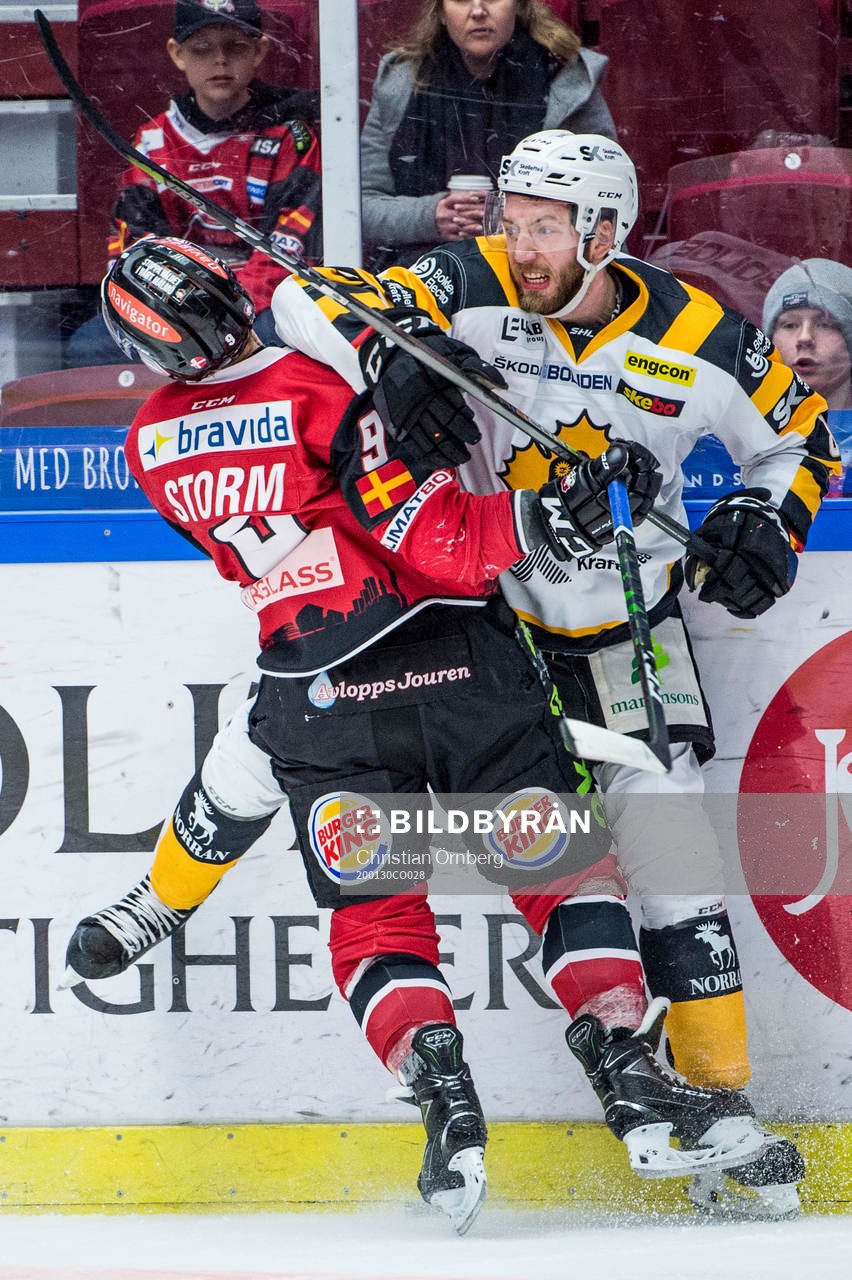 Skellefteås Petter Granberg trycker till Malmö Redhawks