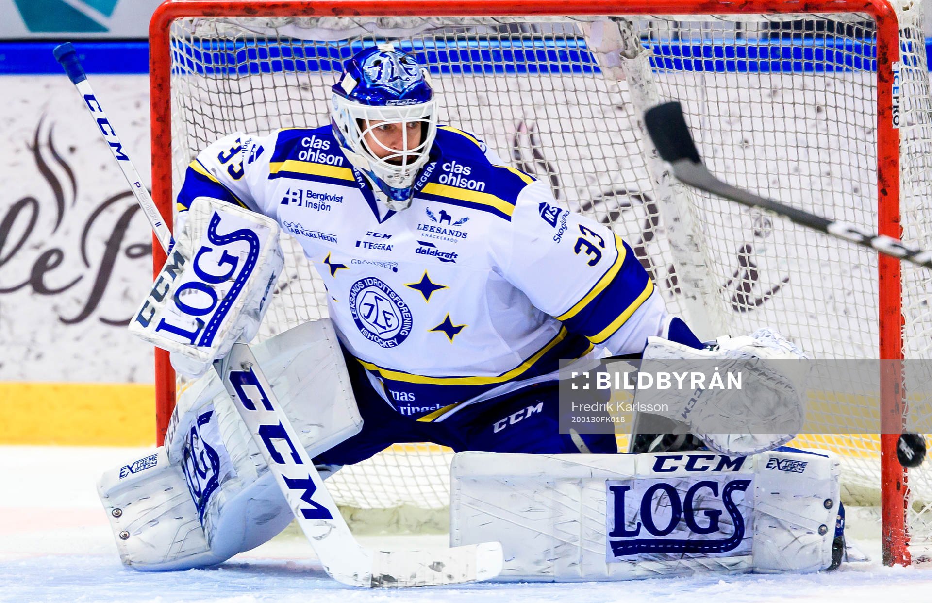 Leksands målvakt Axel Brage ser på när Färjestads