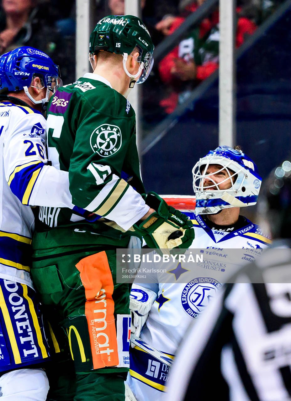 Färjestads Gustav Rydahl i samtal med Leksands målvakt