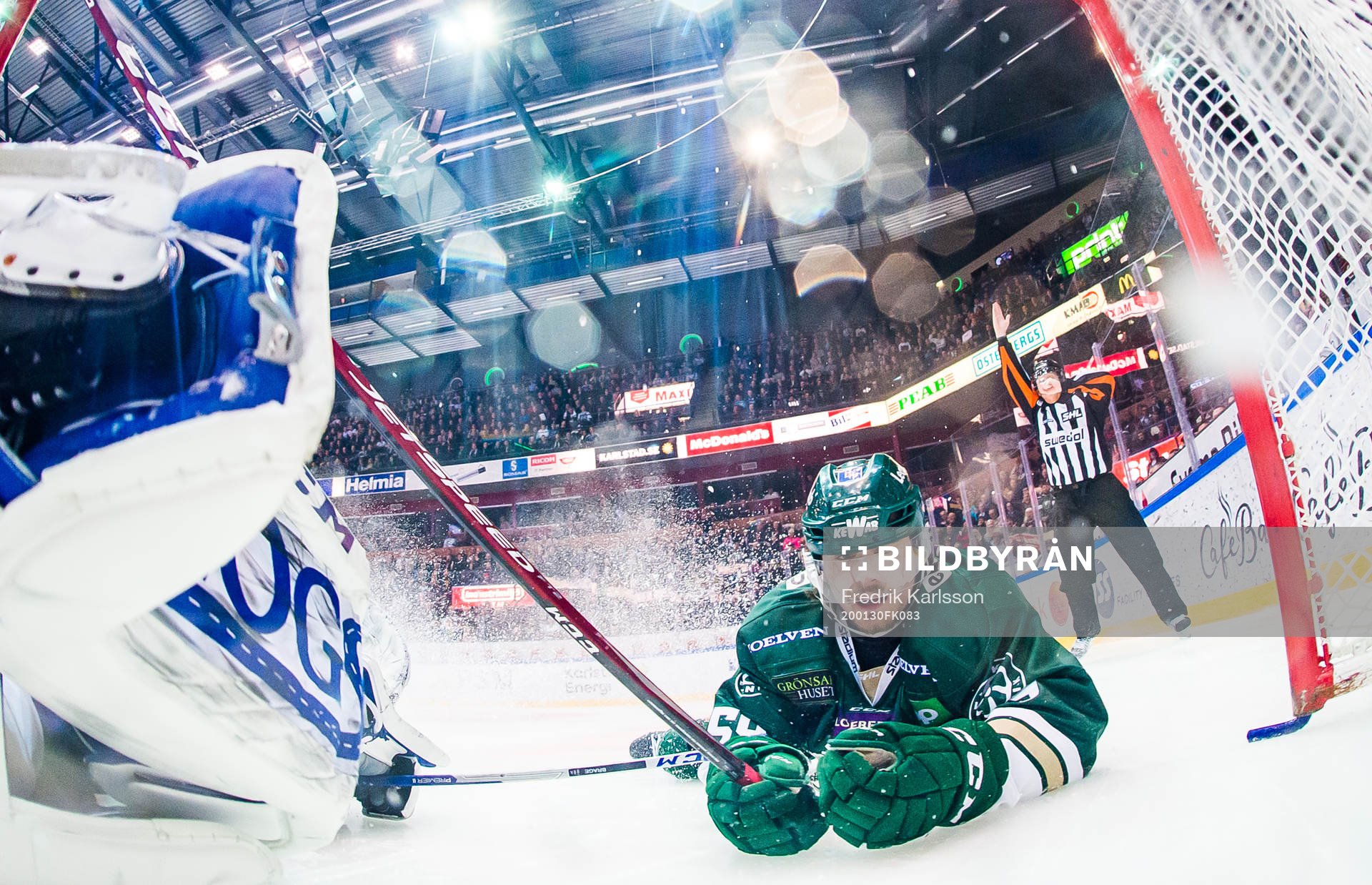 Färjestads Linus Johansson hälsar på i Leksands målvakt