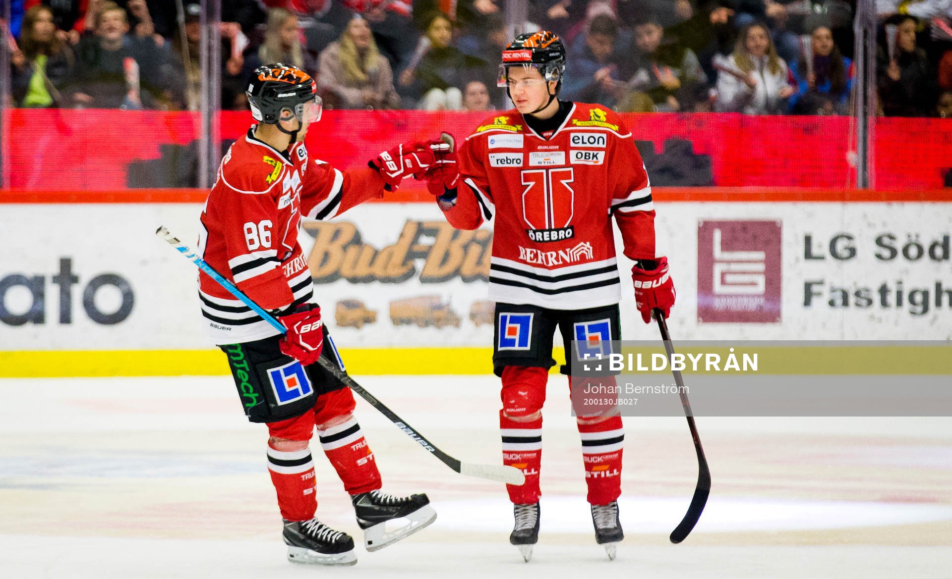 Örebros Mathias Bromé jublar vid Örebros Lukas Pilö 1-1