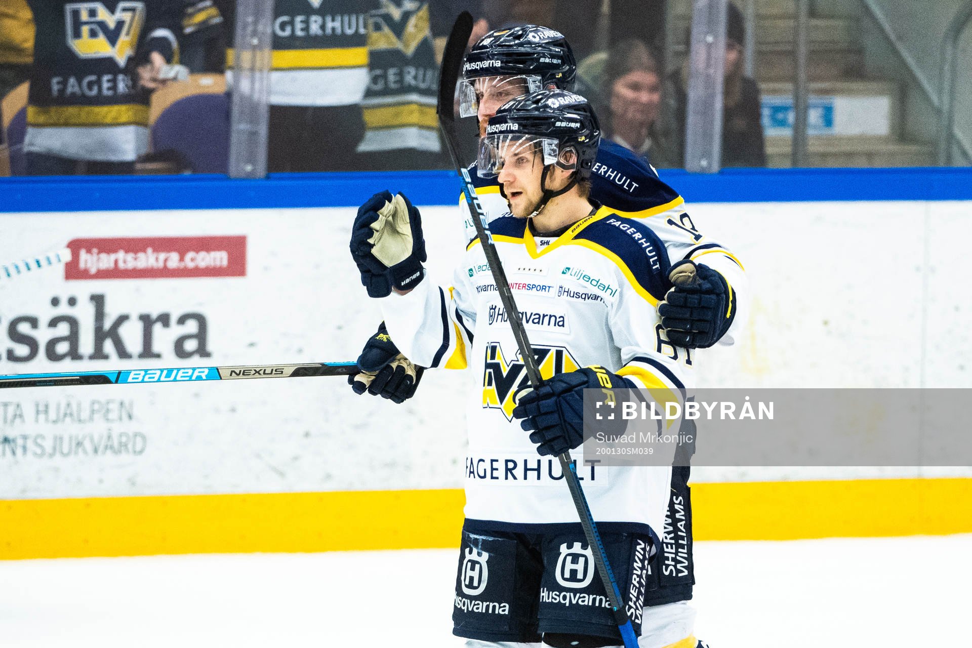 s Juuso Ikonen jublar